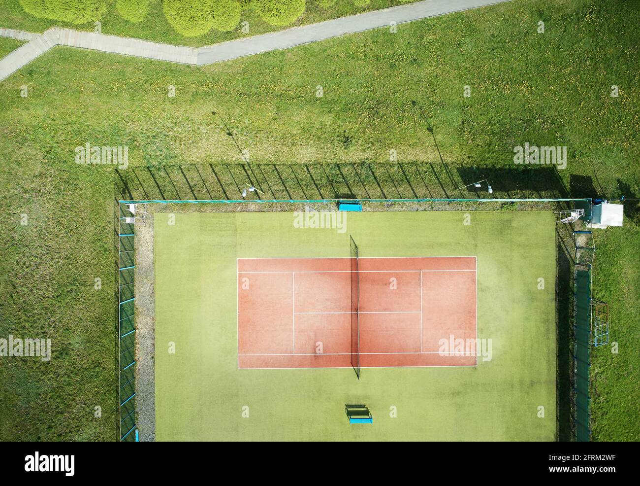 Tennisplatz um das grüne Feld über der Drone-Ansicht Stockfoto