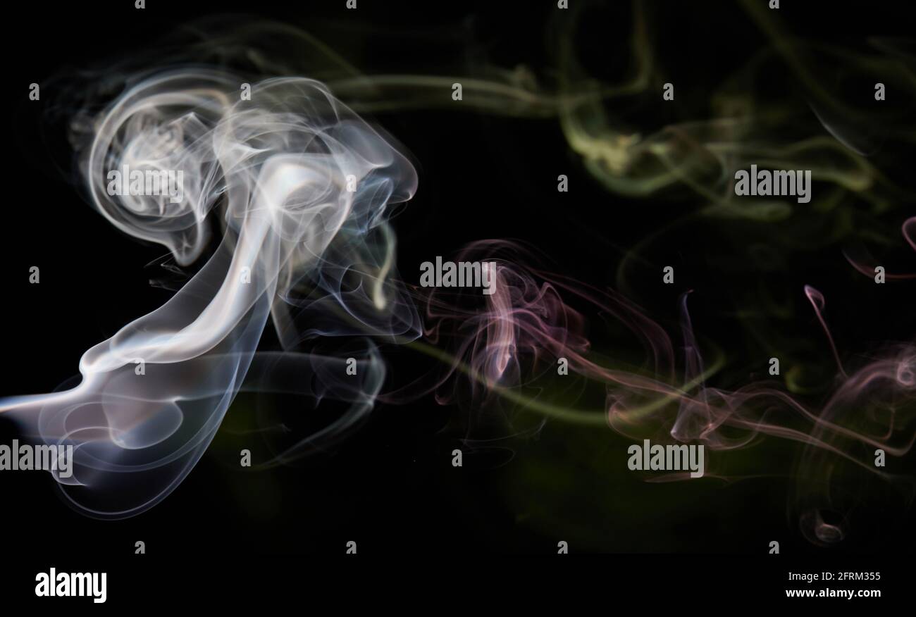 Smoke Transparent Farbe Linien Banner auf schwarzem Hintergrund. Abstrakte Kurven Stockfoto