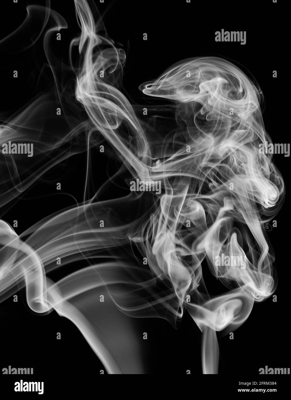 Form von abstraktem transparentem Rauch lockert sich isoliert auf schwarzem Hintergrund Stockfoto