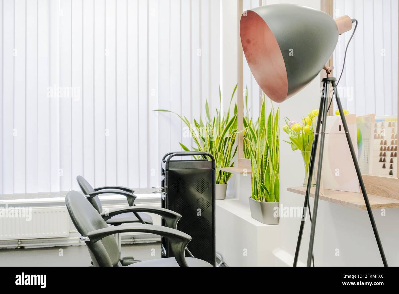 Das Innere des Friseursalons mit Friseurstühlen und -Ausrüstung ist bereit, Besucher zu empfangen. Stockfoto