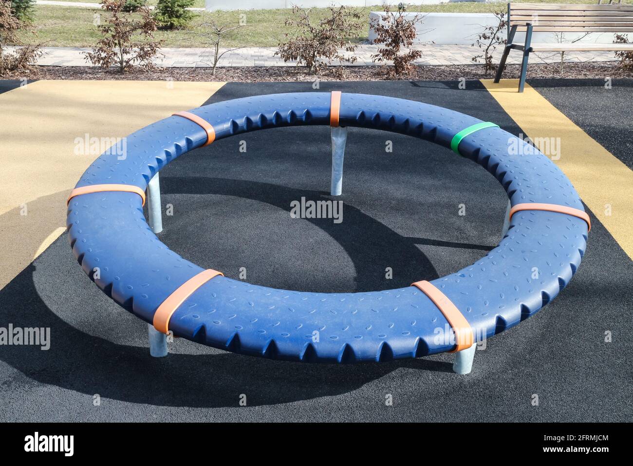 Moderne Ausstattung auf dem Spielplatz im Stadtpark für Spiele und Sport. Öffentlicher Ort für Familien mit Kindern. Stockfoto