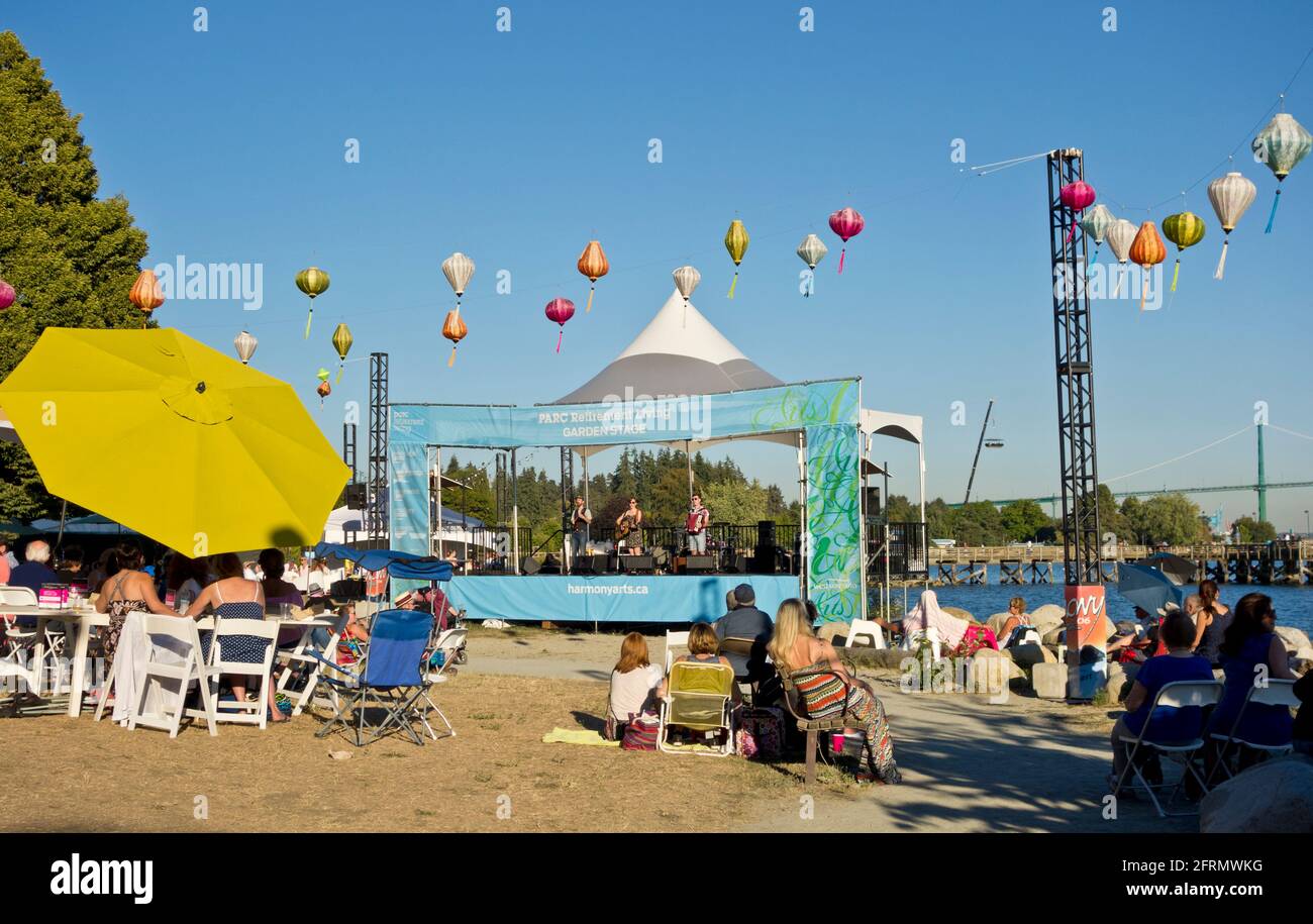 Live-Musik im Freien während des Harmony Arts Festival in West Vancouver im Jahr 2018. Stockfoto