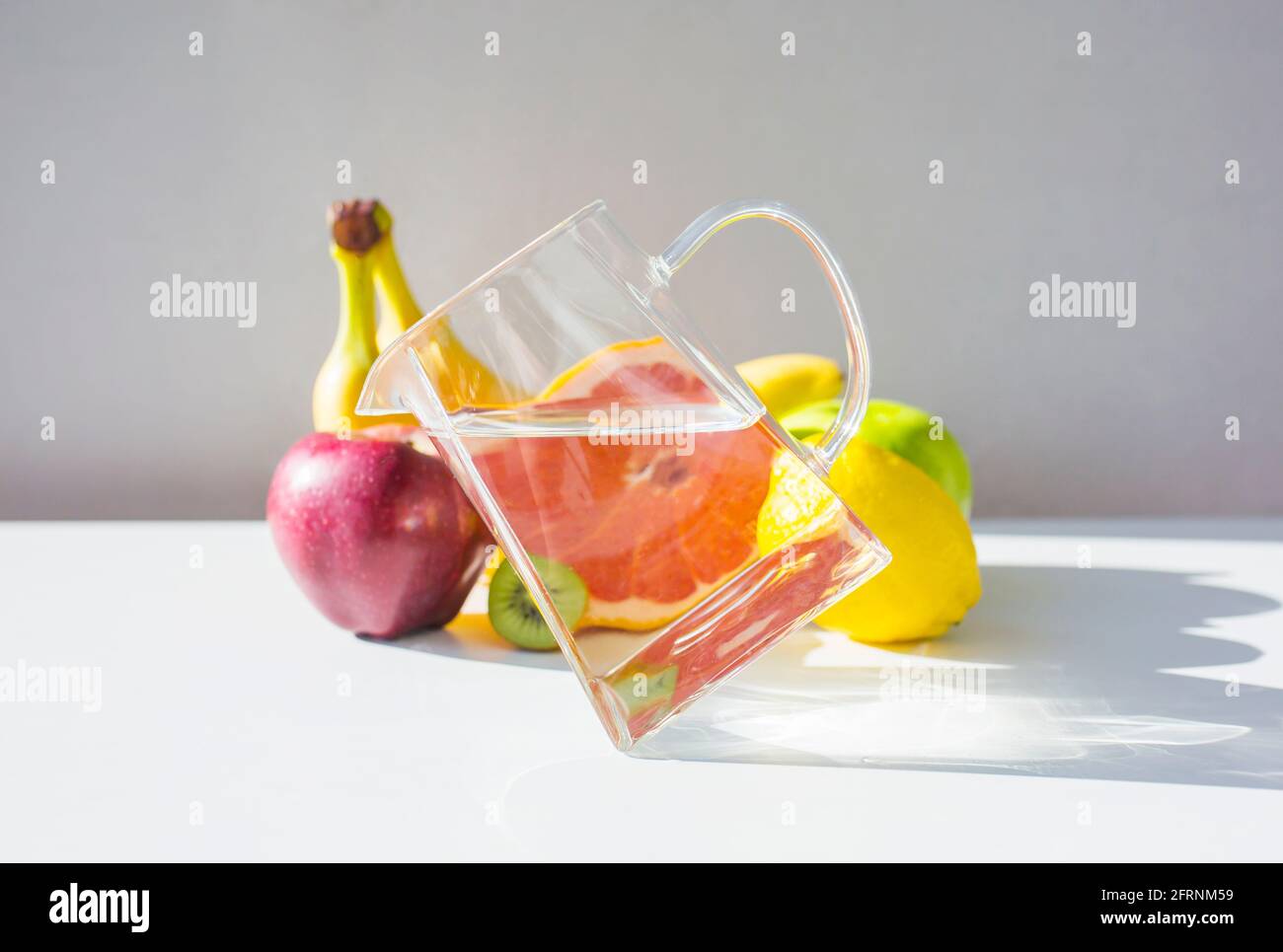 Krug mit reinem Wasser stehen auf Rand und Früchte. Balance-Konzept. Stockfoto