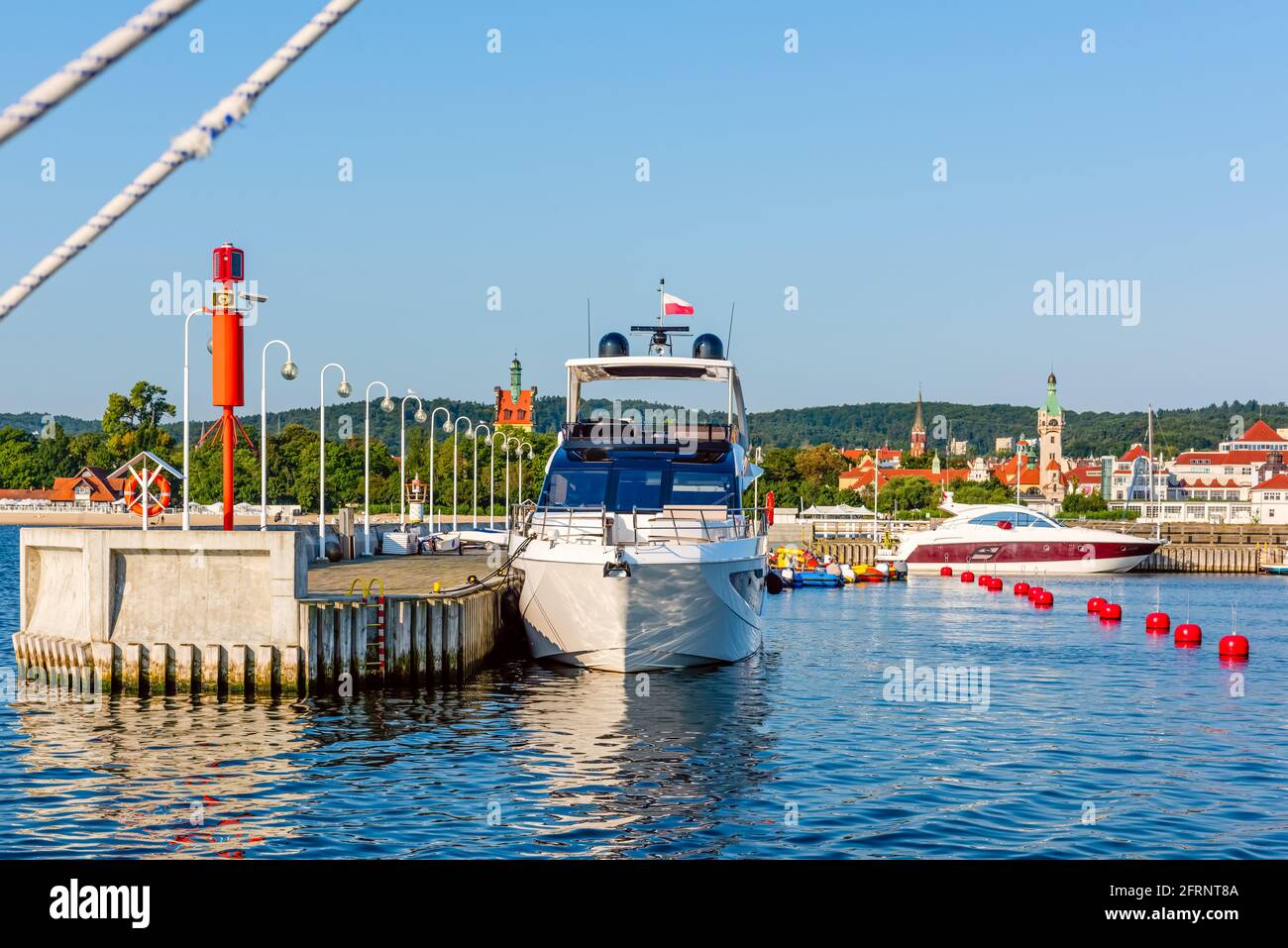 Segelyachten liegen an einem sonnigen Morgen an einem Pier in einem Hafen an der ostsee. Nautisches Schiff für Charter Stockfoto