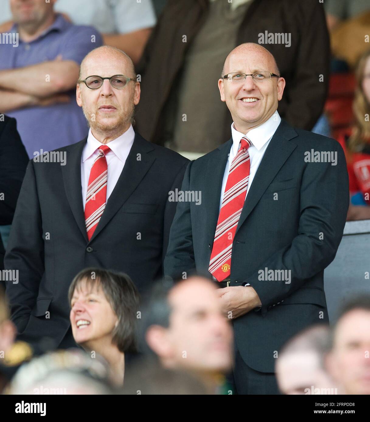 Joel Glazer (rechts) und Avram Glazer (links), Eigentümer von Manchester United. Man United gegen Tottenham Hotspur Premier League - Old Trafford. Pic: Schmerzen Markieren Stockfoto