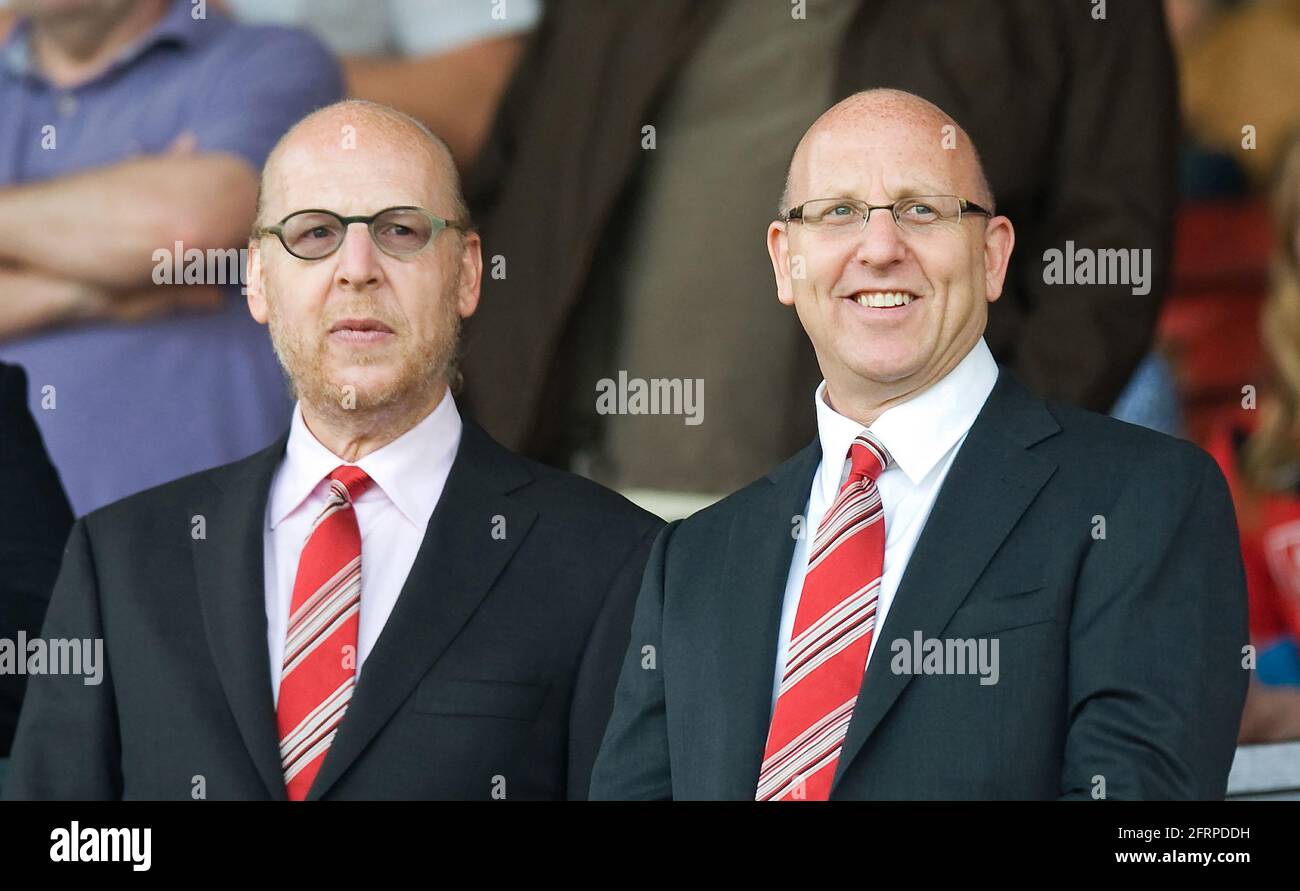 Joel Glazer (rechts) und Avram Glazer (links), Eigentümer von Manchester United. Man United gegen Tottenham Hotspur Premier League - Old Trafford. Pic: Schmerzen Markieren Stockfoto