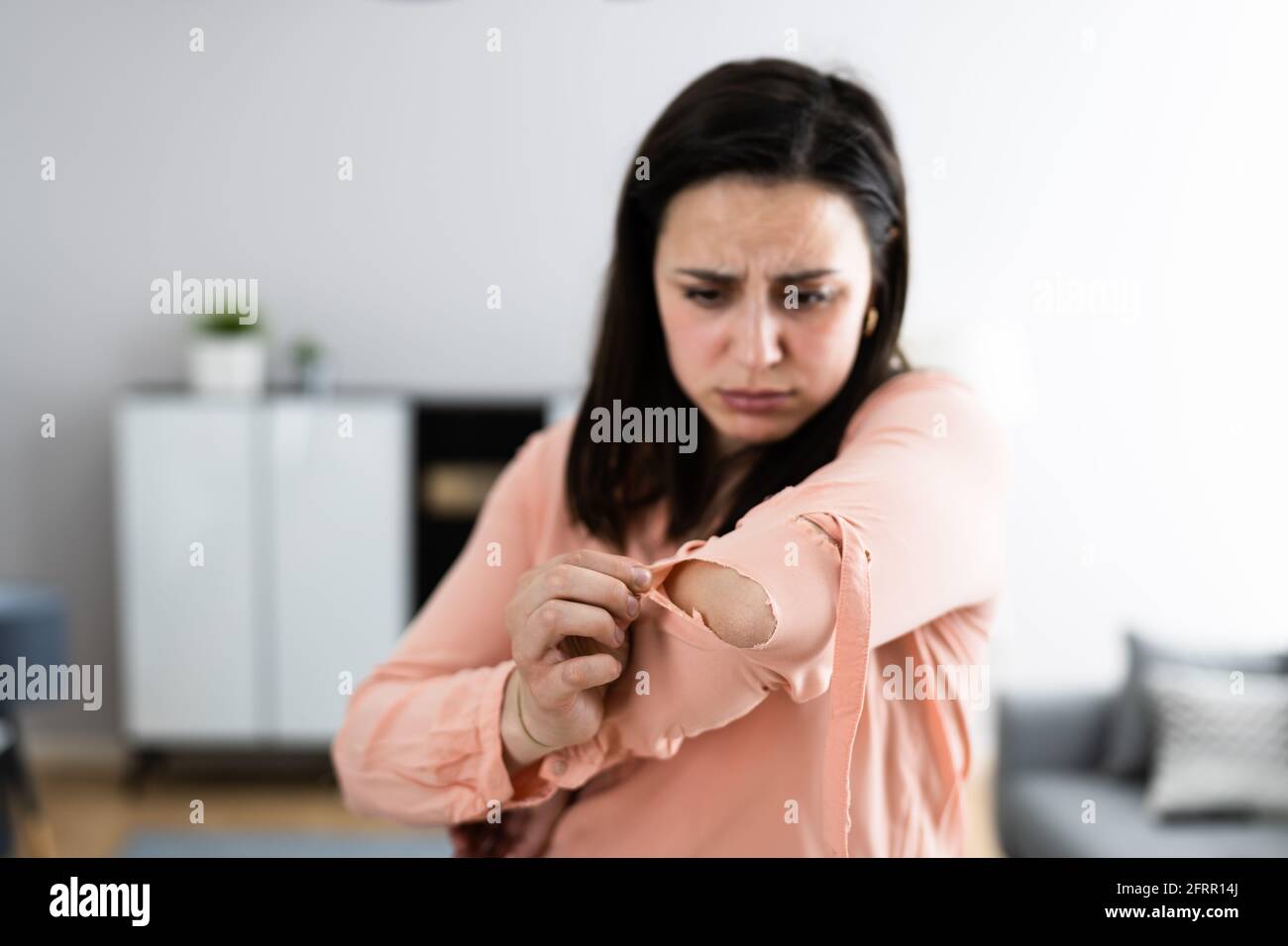 Loch Für Kleidung. Zerrissene Und Beschädigte Kleidung. Geldmangel Stockfoto