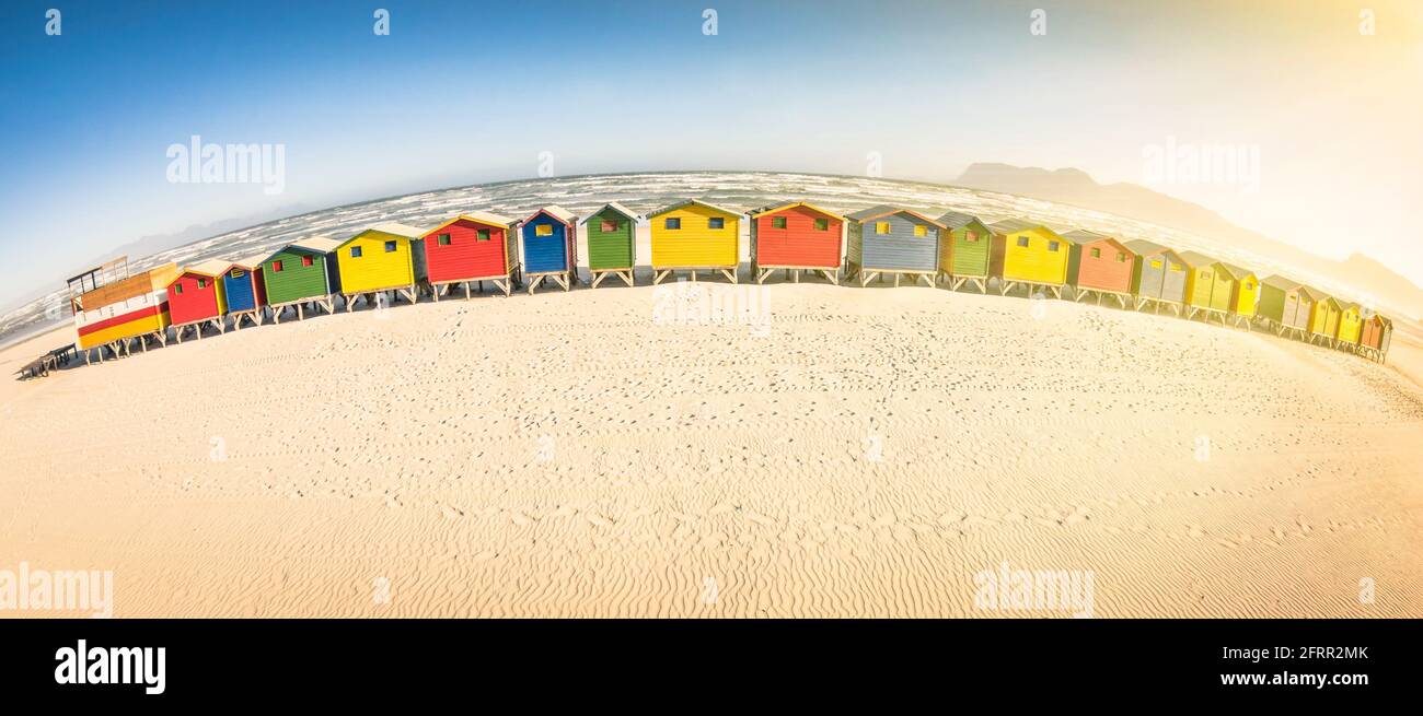 Bunten Holzhütten am St James am Meer in der Nähe von Simon Stadt - Atlantik Pazifik Küste in der Nähe von Kapstadt in Südafrika Stockfoto