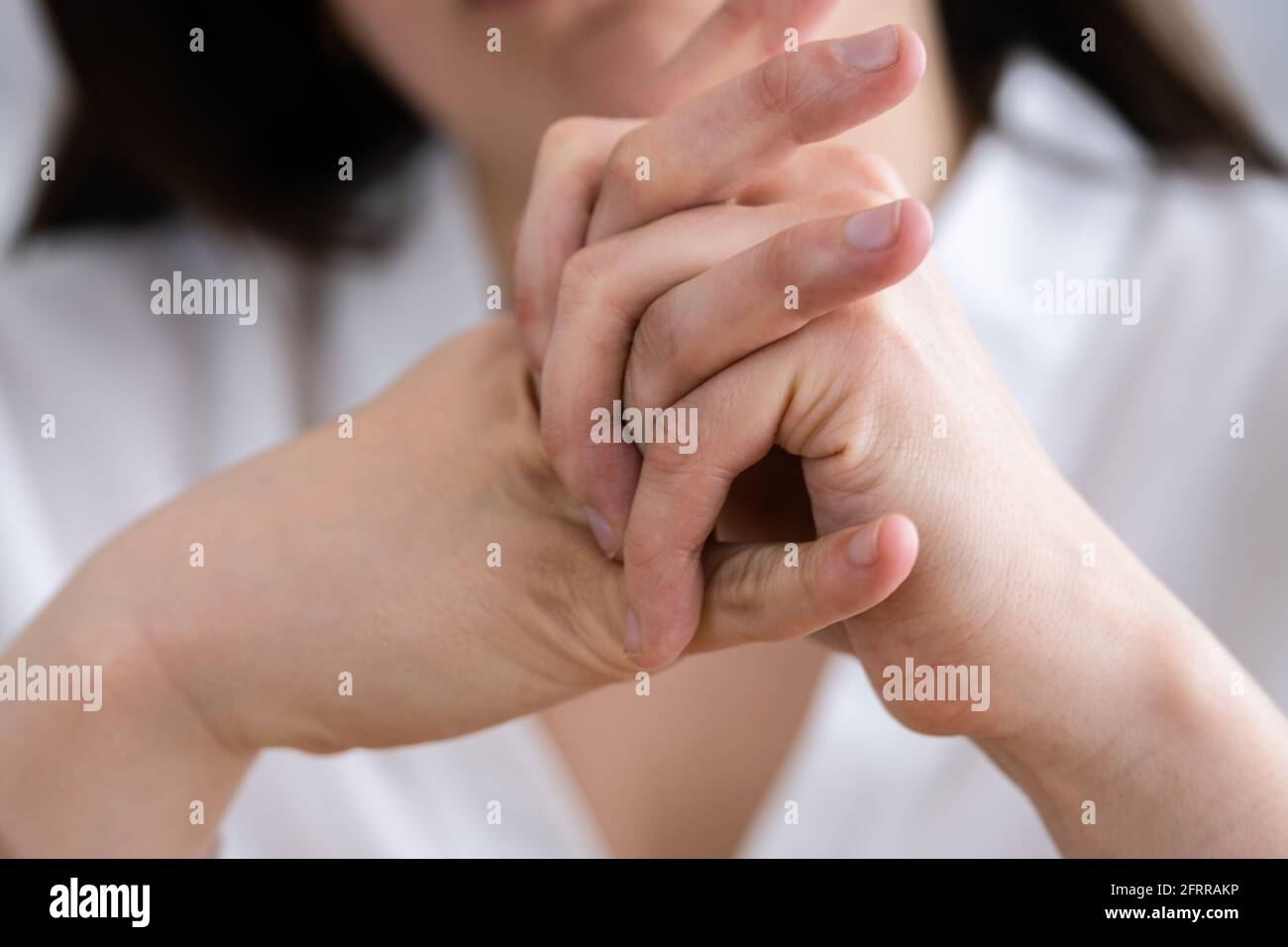 Hand Knöchel Finger Joint Crack. Finger Einrasten Stockfoto