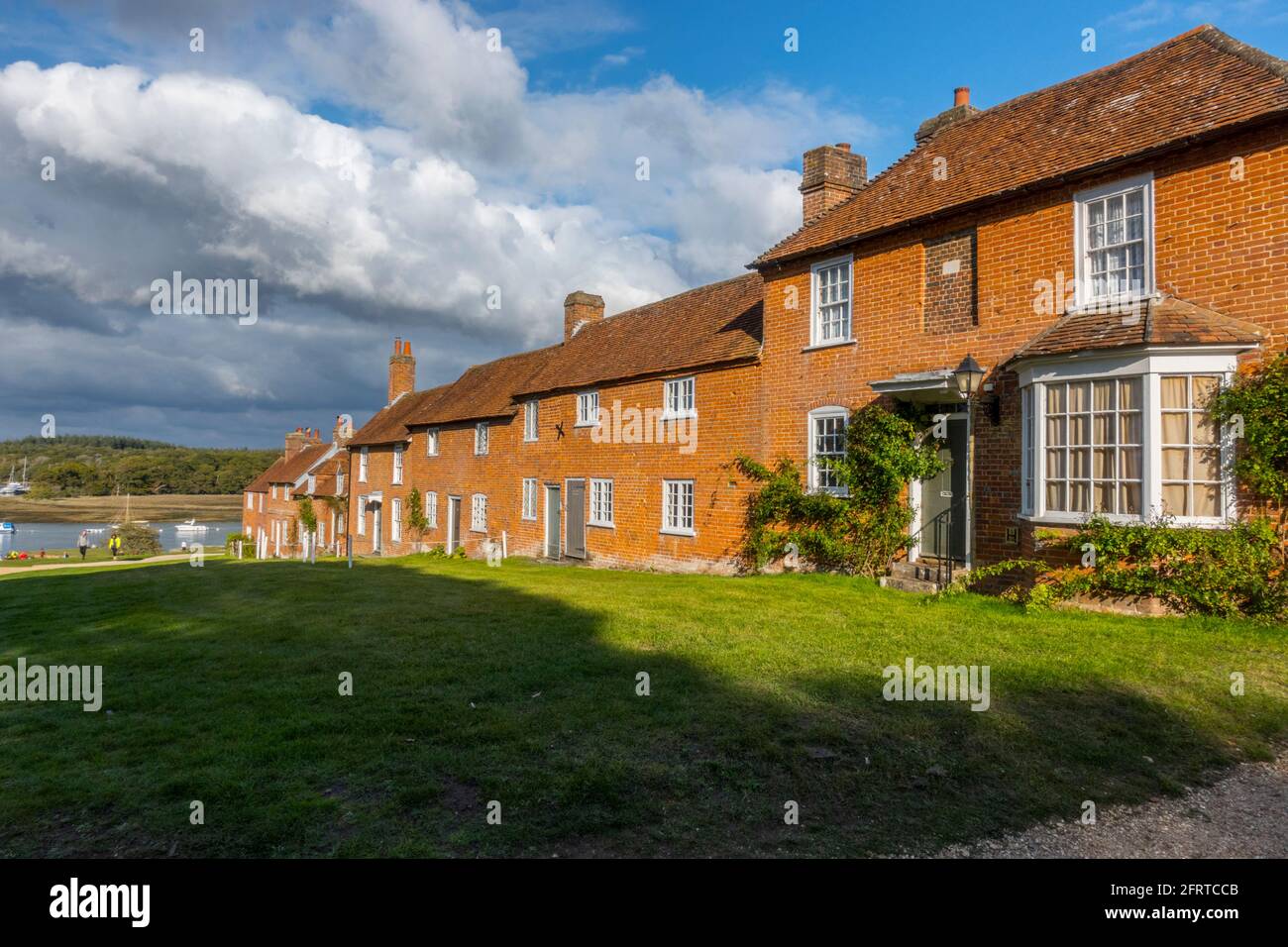 Die Straße bei Bucklers Hard Brokenhurst Blick in Richtung Beaulieu Fluss Stockfoto