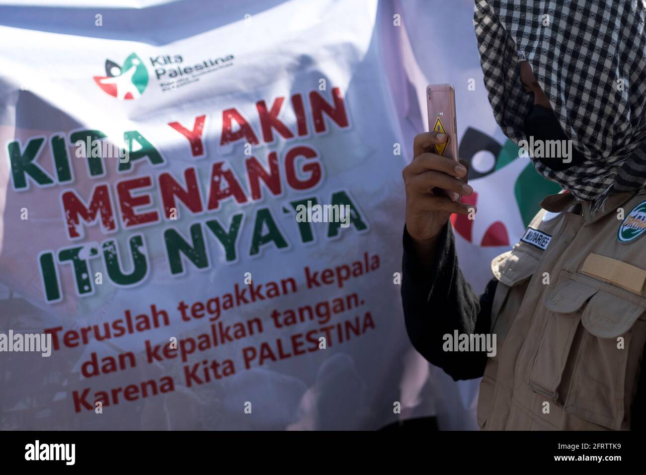 21. Mai 2021, Makassar, Süd-Sulawesi, Indonesien: Hunderte von Muslimen veranstalteten am Freitag (21/05/2021) eine Demonstration zur Verteidigung Palästinas am Mandala Monument, Makassar City, Süd-Sulawesi, Indonesien. Hunderte von Muslimen protestierten und verurteilten Israels Behandlung von Palästinensern. (Bild: © Moh Niaz Sharief/ZUMA Wire) Stockfoto