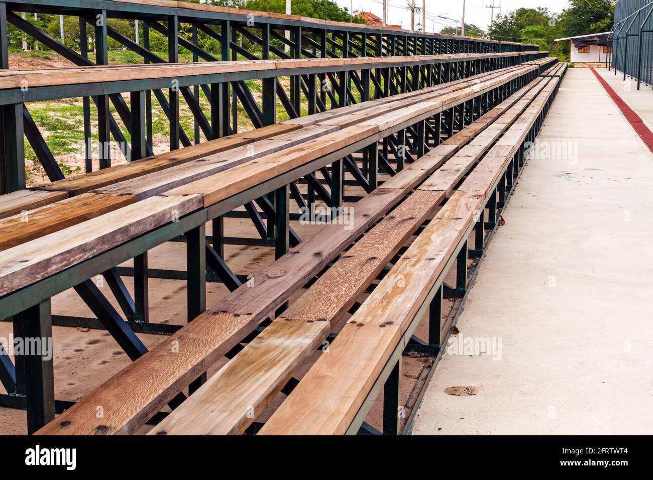 Reihen der hölzernen Tribüne leere Sitze des Tennisfeldes Stockfoto