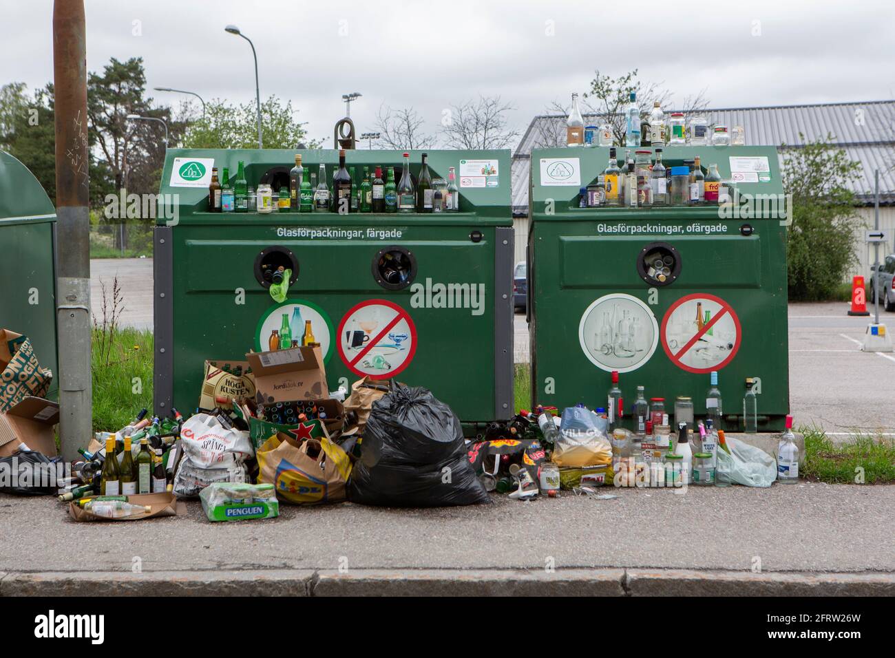 Menschen werfen Müll aus den Behältern. Stockfoto