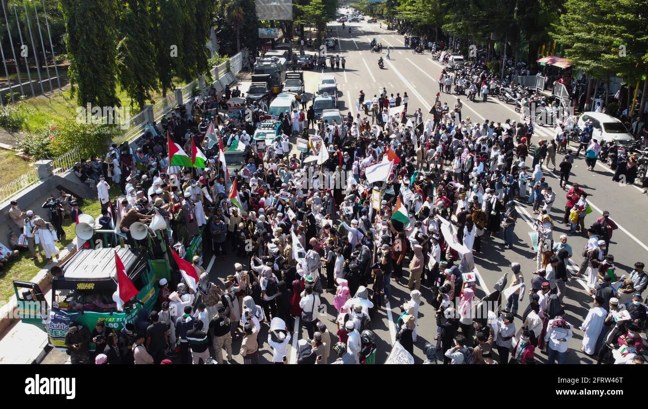 Makassar, Süd-Sulawesi, Indonesien. Mai 2021. Hunderte von Muslimen veranstalteten am Freitag (21/05/2021) eine Demonstration zur Verteidigung Palästinas am Mandala Monument, Makassar City, Süd-Sulawesi, Indonesien. Hunderte von Muslimen protestierten und verurteilten Israels Behandlung von Palästinensern. Quelle: MOH Niaz Sharief/ZUMA Wire/Alamy Live News Stockfoto