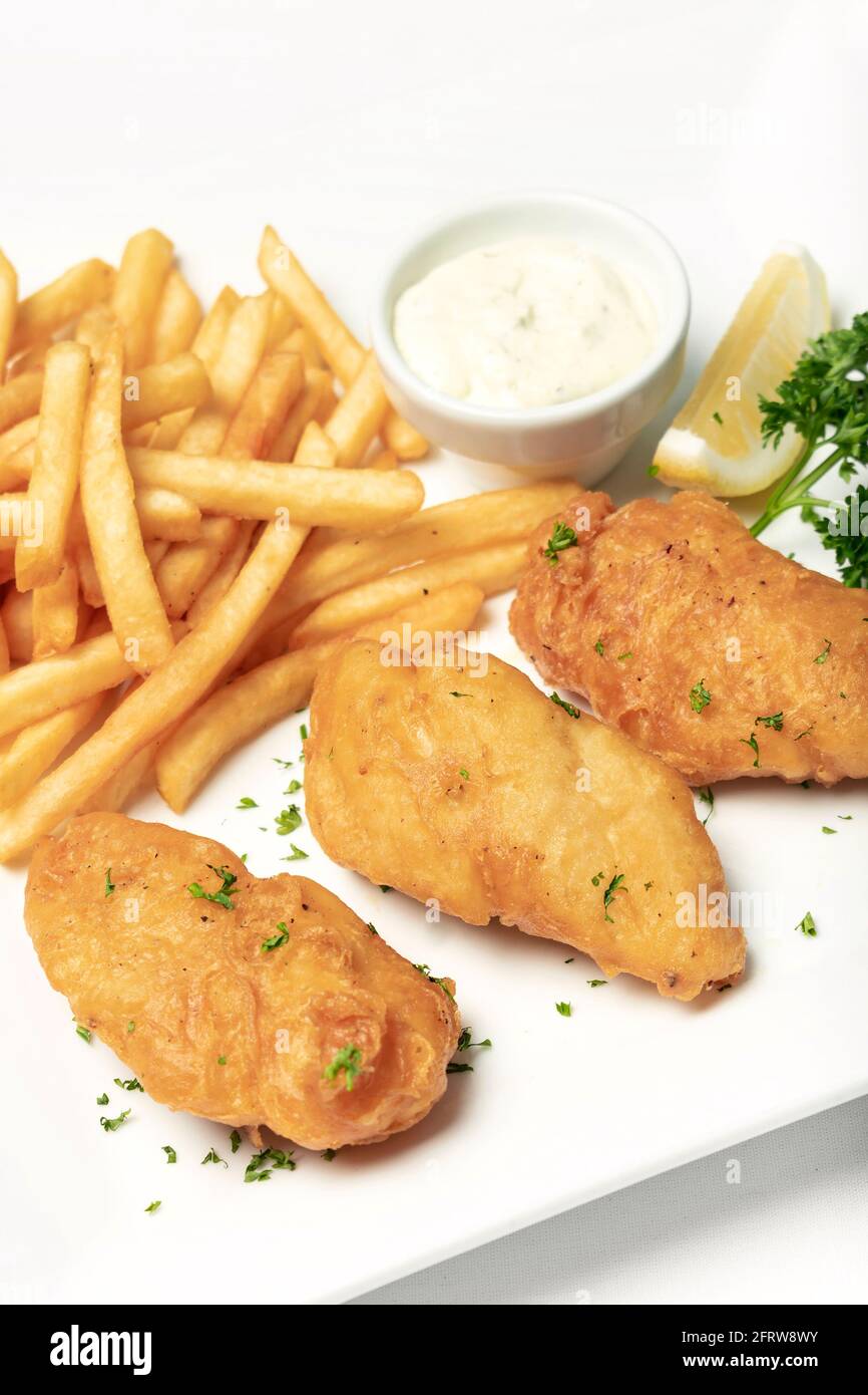 traditionelle britische Fish & Chips Mahlzeit auf weißem Teller Stockfoto