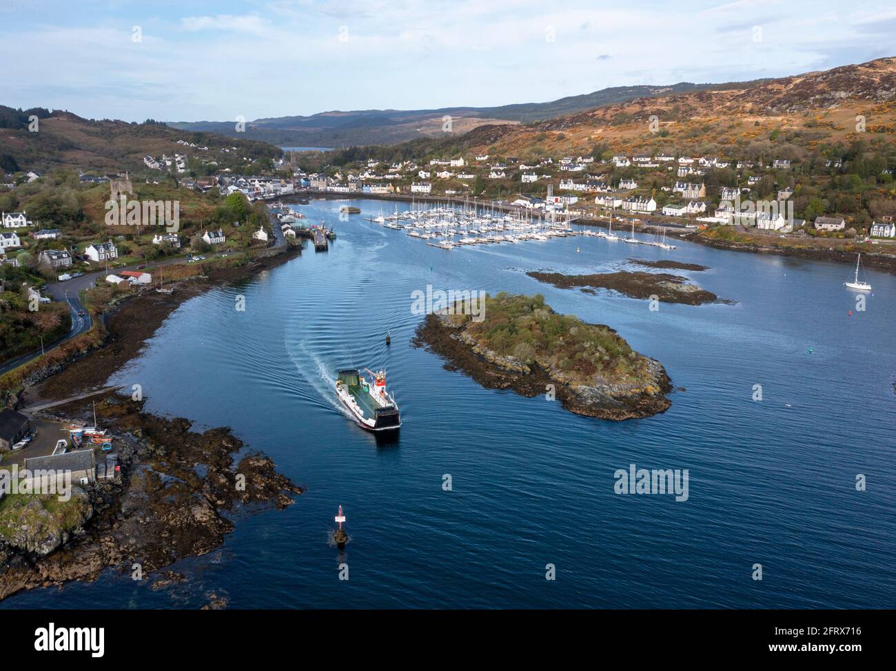 Luftaufnahme der Fähre Isle of Cumbrae im Hafen von Tarbert, Halbinsel Kintyre, Argyll, Schottland. Stockfoto