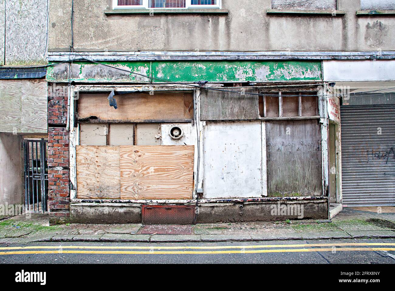 Die Oyster Bar, ein vernachlässigtes und vertauftes Gebäude in der Küstenstadt Stockfoto