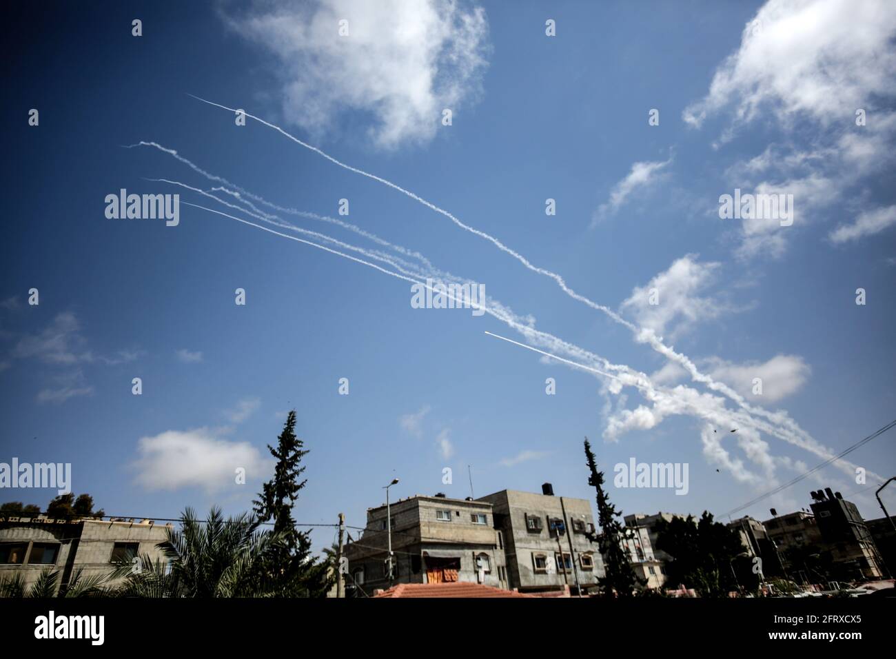 Als Reaktion auf israelische Luftangriffe auf den Gazastreifen werden Raketen aus dem Gazastreifen auf israelische Städte abgefeuert. Stockfoto