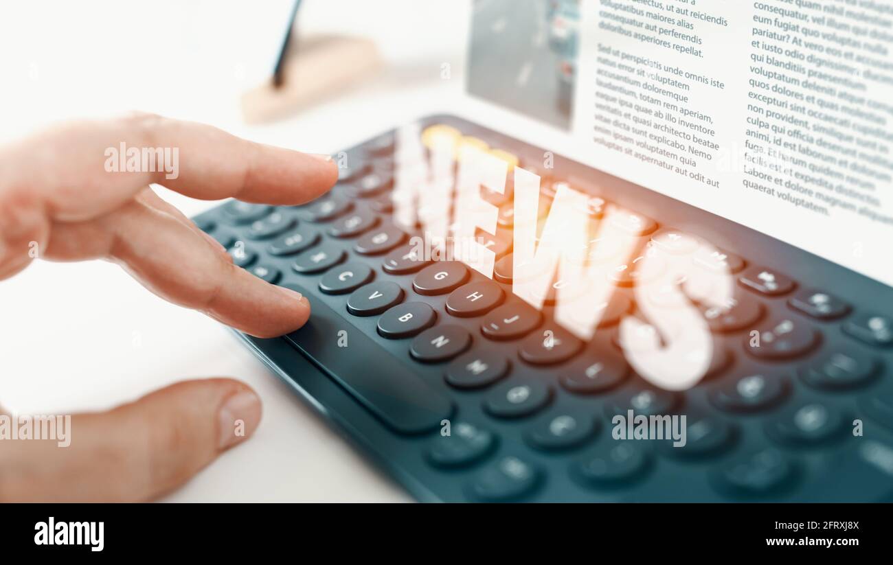 Holographische Online-Nachrichten Konzept: Mann Hand berühren Computer-Taste auf der Tastatur. Globale Kommunikationsmedien, Broadcast-Konzept. Stockfoto