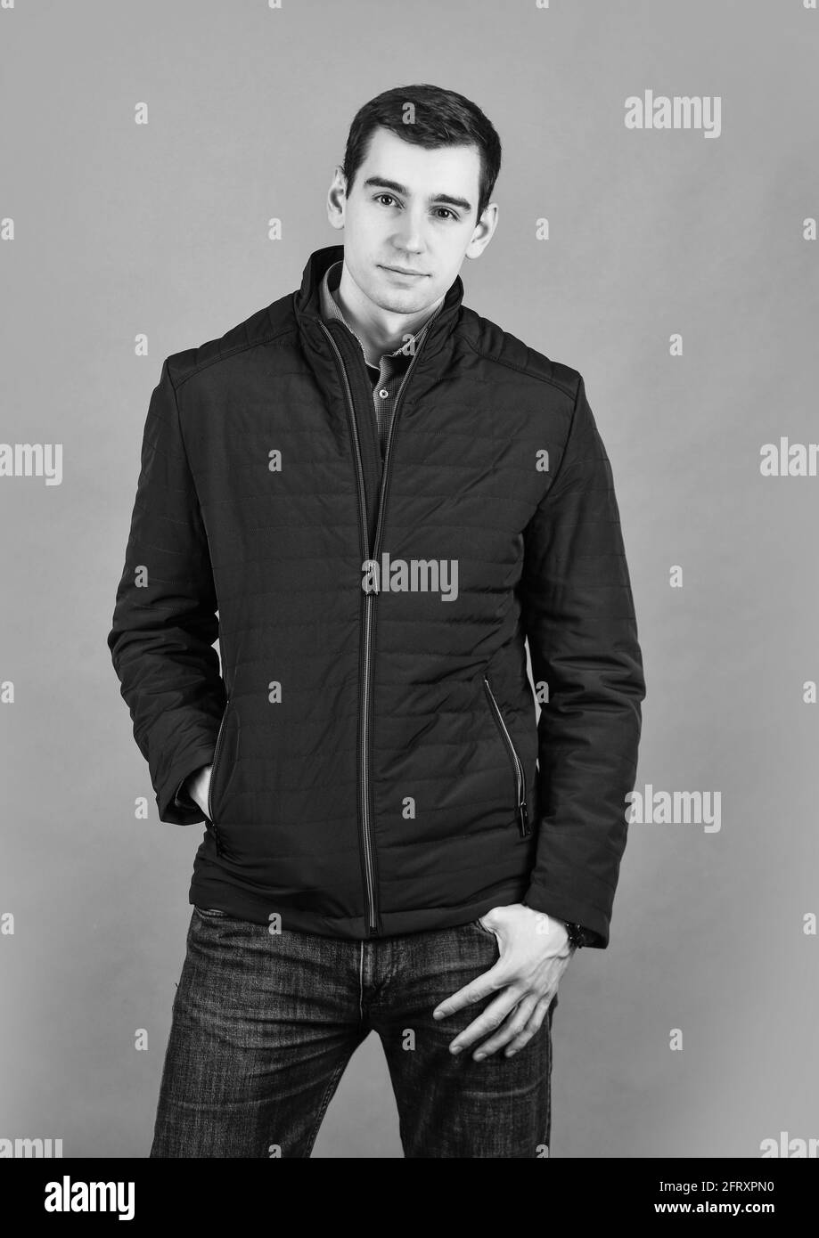 Selbstbewusst und attraktiv. Modell in stilvoller Mantelkleidung. City Lifestyle. Männliche Schönheit und Mode. Schöner junger Mann in Frühlingsjacke. Mode Stockfoto