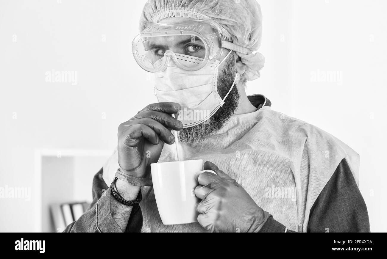 Kleidungsstücke zum Schutz der Gesundheit. Maßnahmen zur Infektionsprävention und -Bekämpfung. Gesichtsschutz Schutzbrille Maske Handschuhe Kopfbedeckung. Persönlicher Schutz Stockfoto