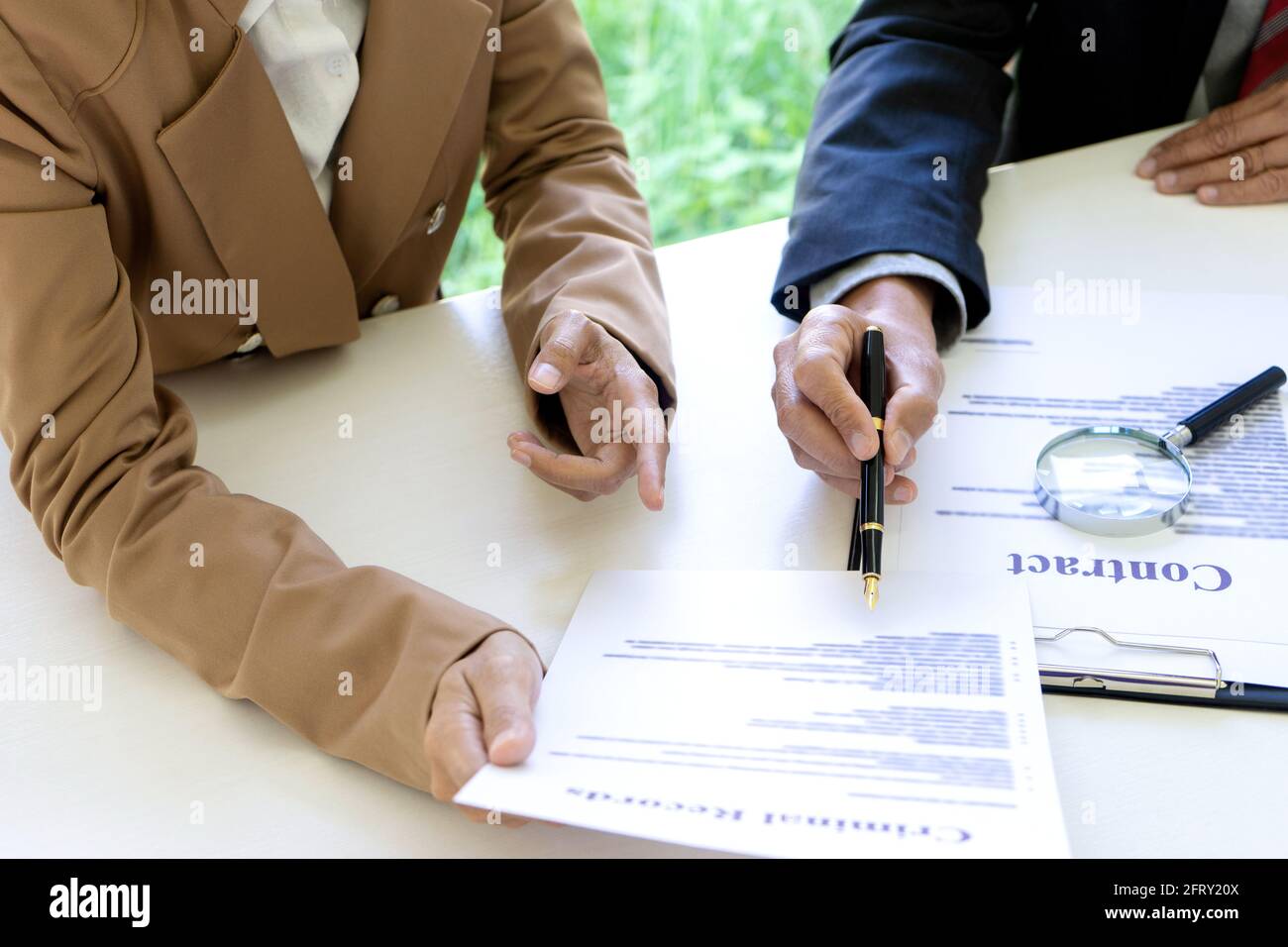 Richter oder Rechtsanwalt im Gespräch mit Team oder Client über Rechtsberatung Detail und Vorbereitung auf Vertragsvereinbarung, Anwaltskanzlei Konzept zu unterzeichnen. Stockfoto