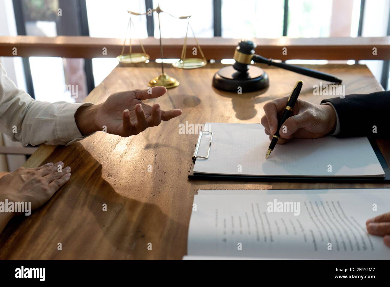 Richter oder Rechtsanwalt im Gespräch mit Team oder Client über Rechtsberatung Detail, Anwaltskanzlei Konzept. Stockfoto