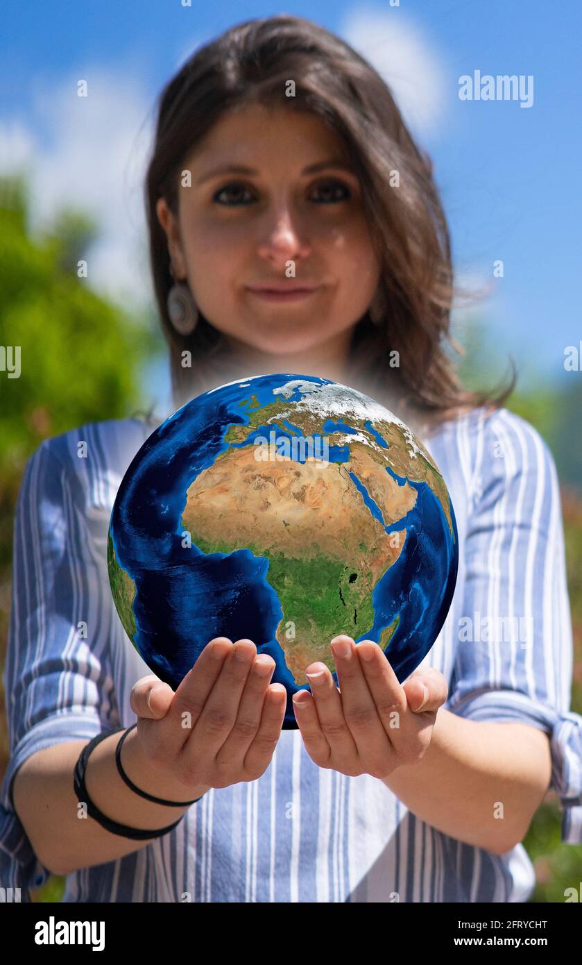 Hübsche junge Frau, die den Globus an den Händen hält. Umweltschutz und Energieeinsparung. Ökologie und speichern Sie den Planeten Konzept Stockfoto