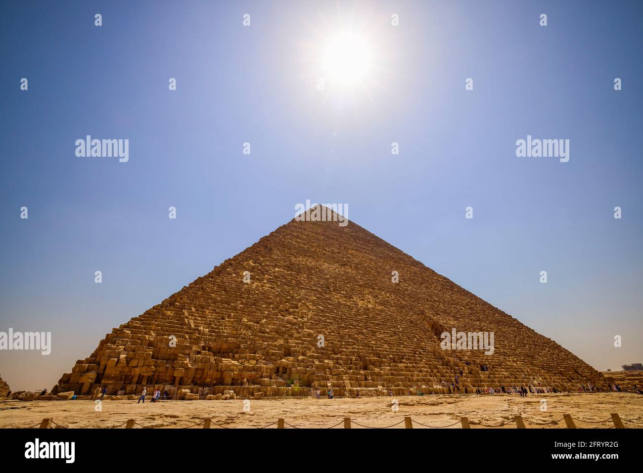 18. April 2021. Ägypten, Kairo - Gizeh. Allgemeine Ansicht der Pyramiden Stockfoto