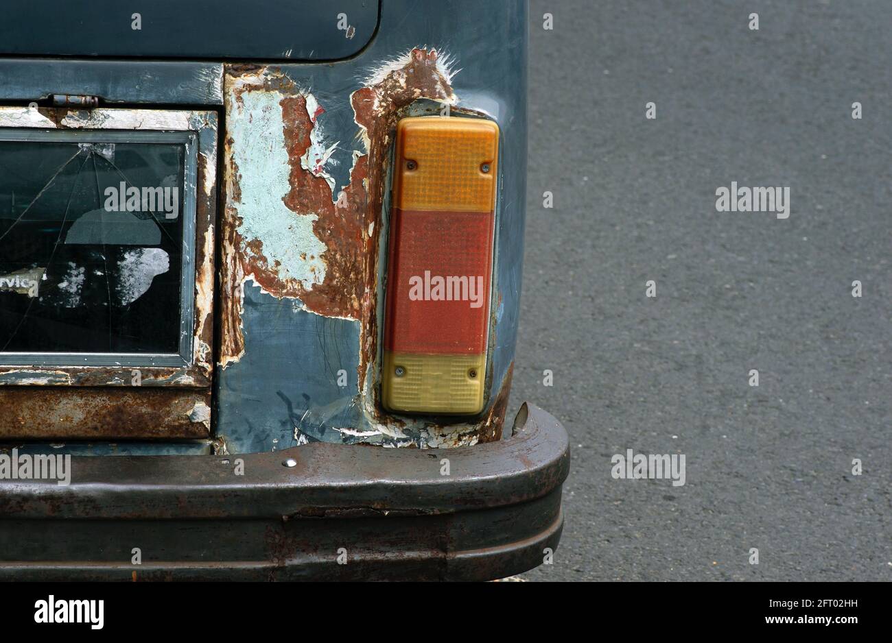 Rückleuchte und Signalleuchten eines alten und rostigen Autos. Oldtimer Hintergrund. Stockfoto