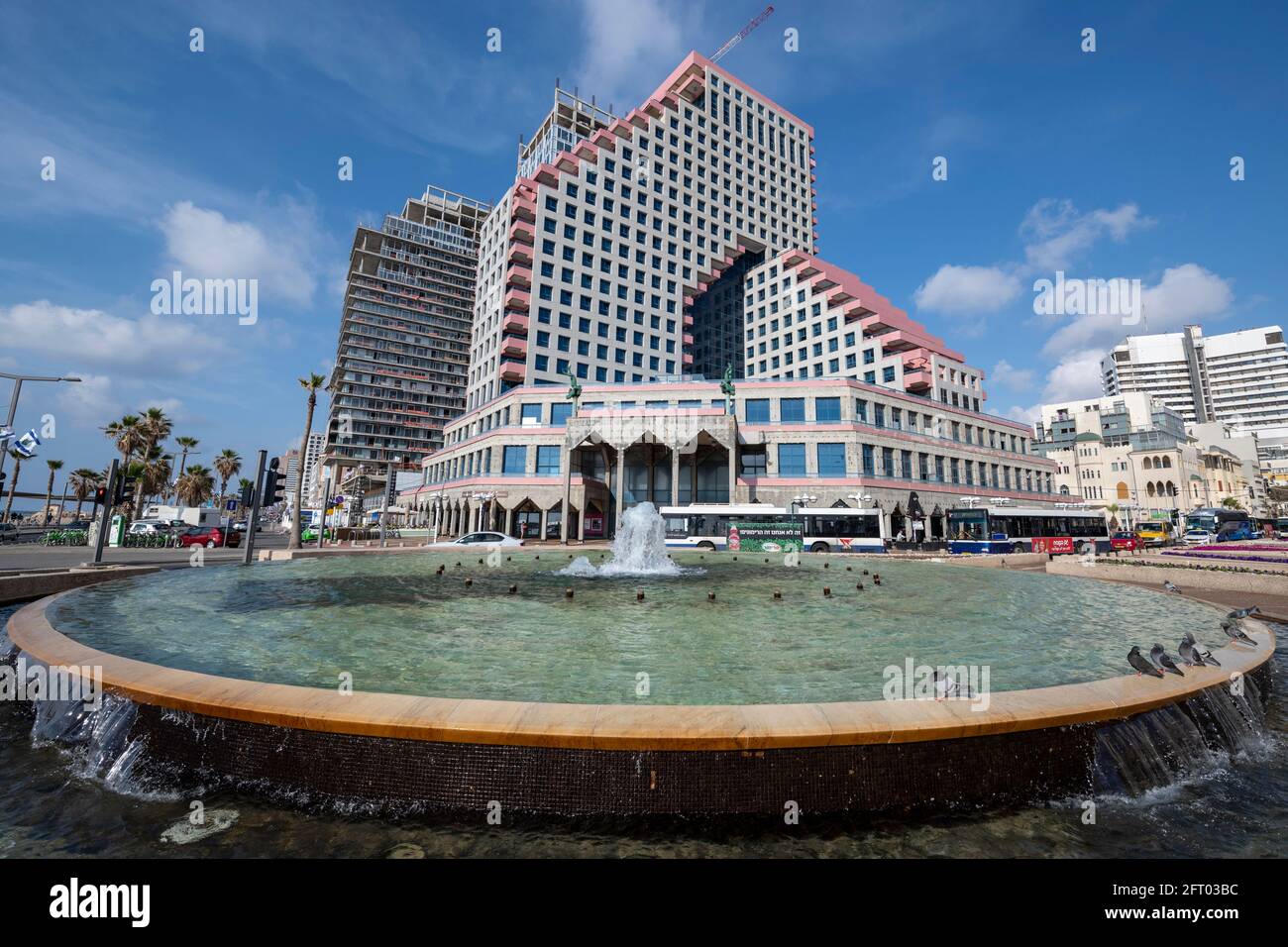 Der neue, moderne Wohn- und GeschäftsOpera-Turm wurde über den Resten des alten Opernhauses am Strand von Tel Aviv erbaut. Israel Stockfoto