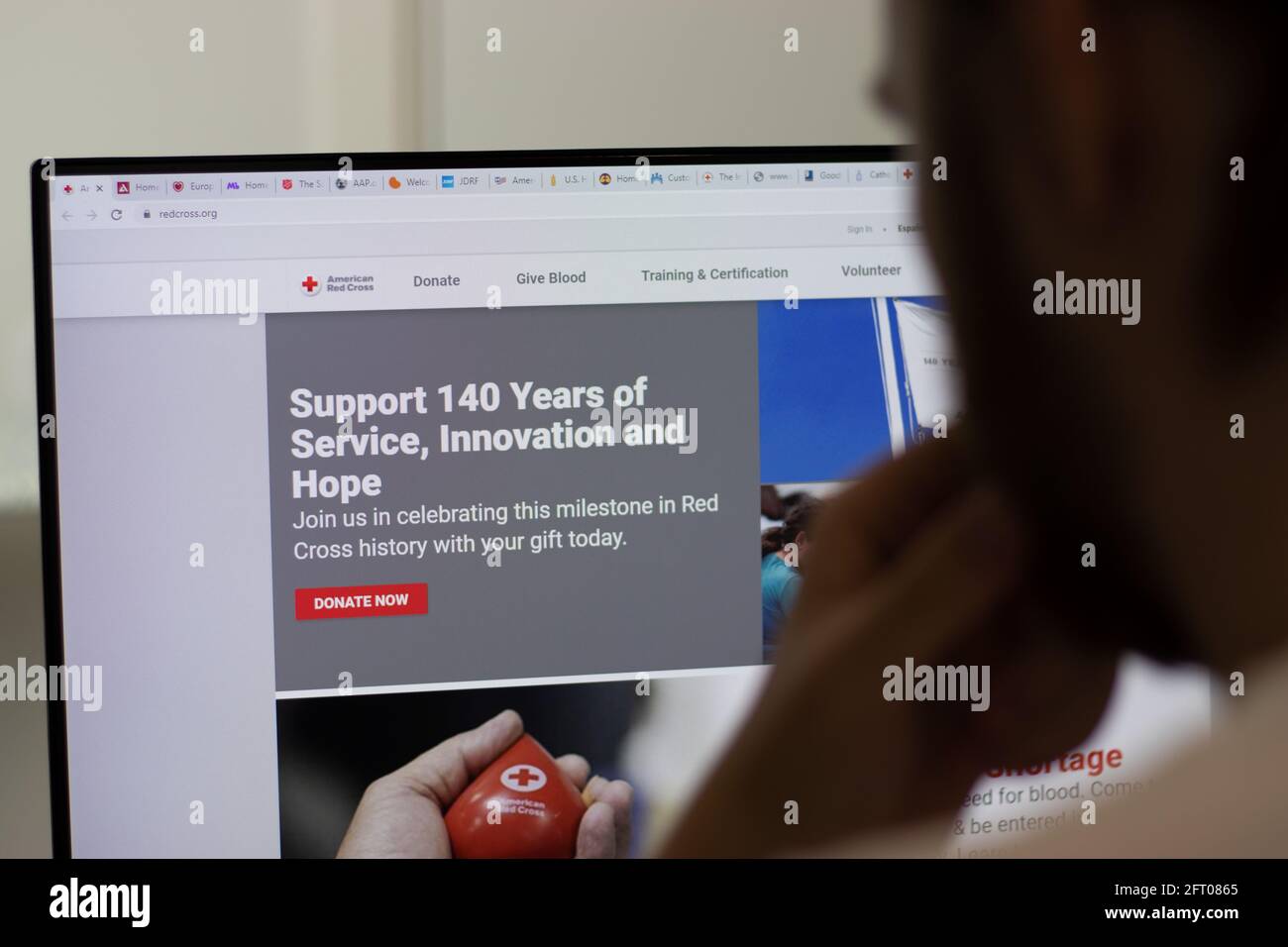 New York, USA - 1. Mai 2021: Website des American Red Cross Unternehmens auf dem Bildschirm, illustrative redaktionelle Darstellung Stockfoto