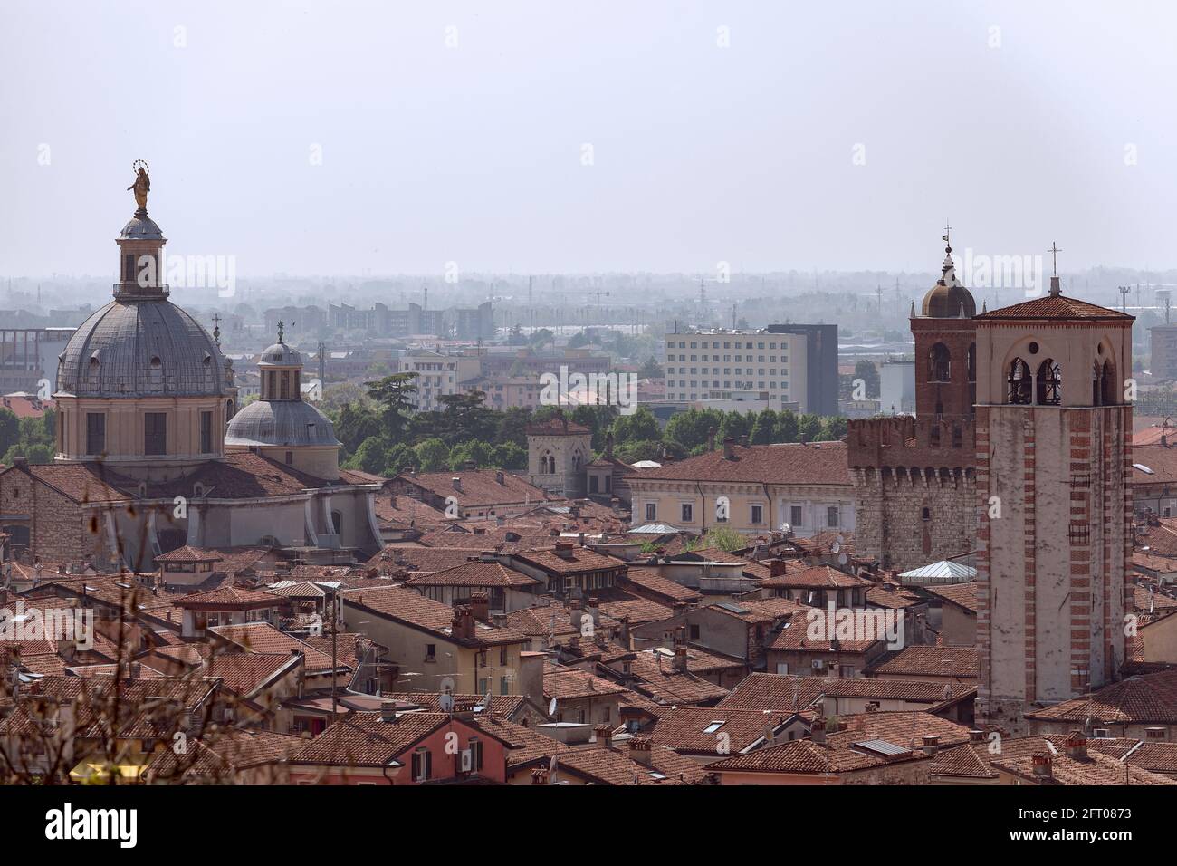 Blick auf den alten und modernen Teil der Stadt Brescia (Lombardei, Italien) Stockfoto