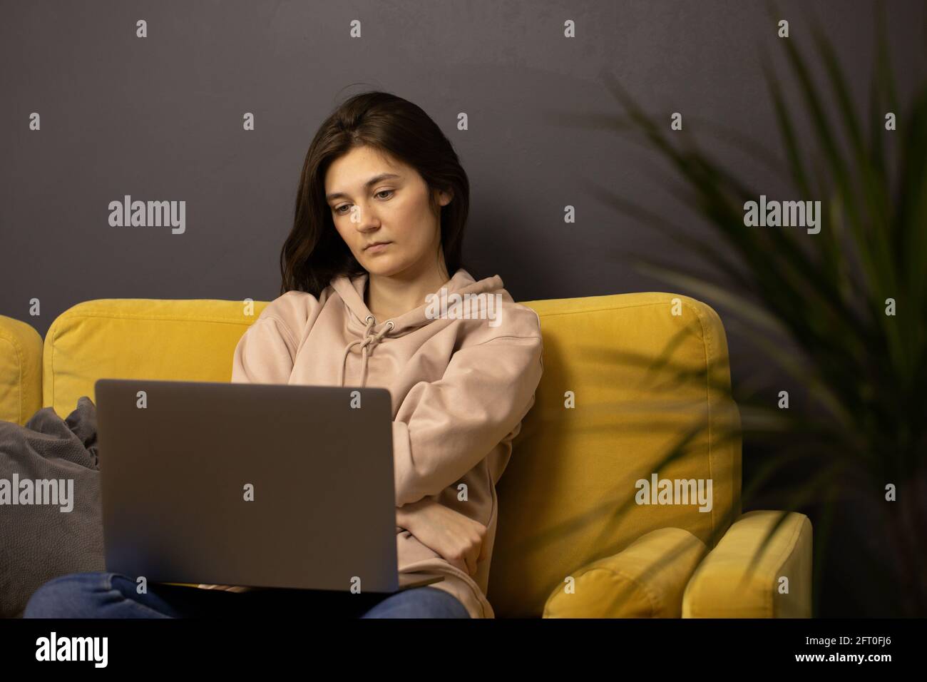 Traurige traurige langhaarige Brünette Mädchen Ausfüllen Profil auf Dating Standort Stockfoto