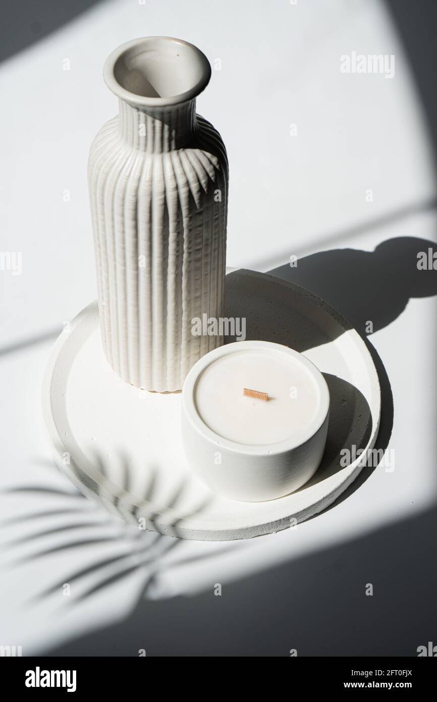 Trendiges modernes Stillleben mit Keramikvase und rundem Tablett Stockfoto