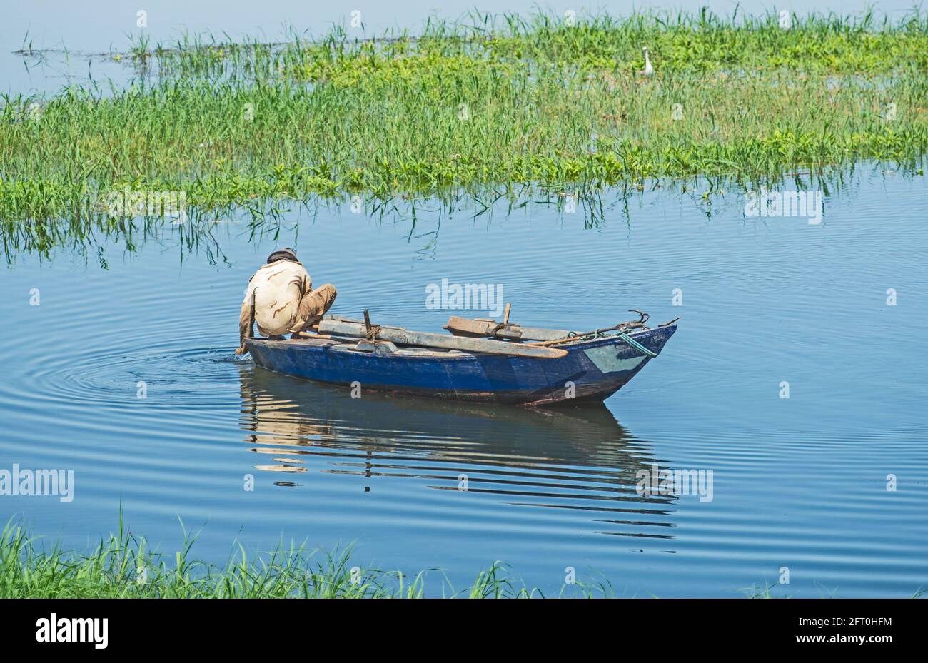 Traditionelle ägyptische Bedouin Angler mit Boot auf dem Fluss Nil Angeln vom Ufer Stockfoto