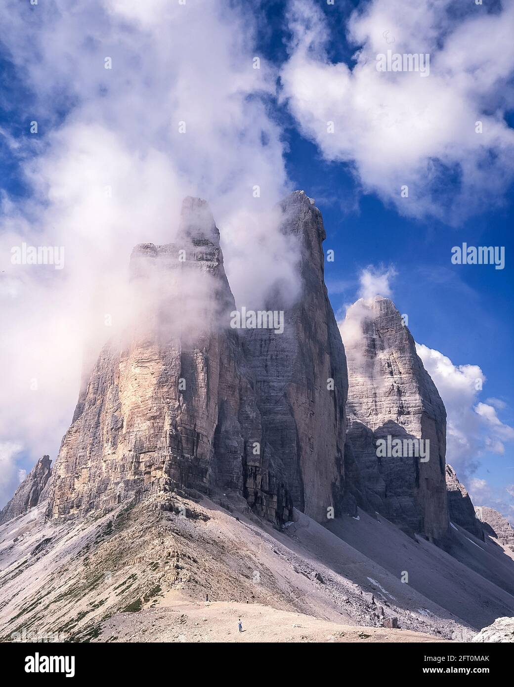 Italien. Das Bild zeigt die berühmten drei Türme, die auf Deutsch drei Zinnen heißen, aber auf Italienisch poetischer als die drei Zinnen di Laverado in der Region Sexten-Sexten im Osten der italienischen Dolomiten benannt sind. Während des Ersten Weltkriegs, bekannt als der Weiße Krieg, stellten die Gipfel eine natürliche Barriere zwischen den Italienern und den streikenden Österreichern dar, wobei die Front durch die Gipfel lief. Stockfoto