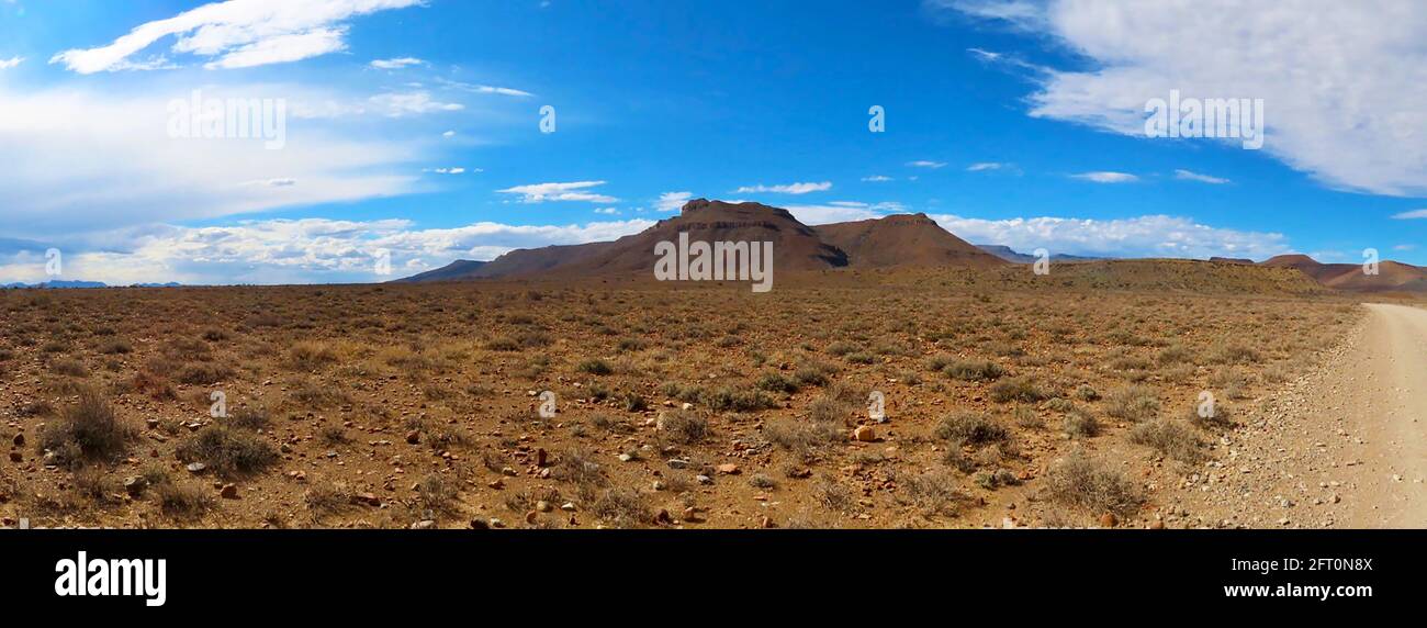 Die Straße ging weniger kurvenreich durch die große Karoo Stockfoto