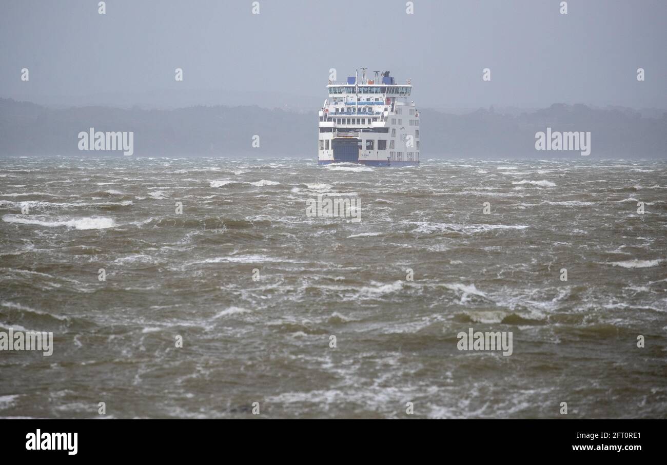 Die Wightlink-Fähre St. Clare macht ihren Weg über die raue See im Solent von der Isle of Wight nach Portsmouth, und Wind und Regen werden das Vereinigte Königreich am ersten Freitag, den Menschen in großen Gruppen außerhalb Englands treffen dürfen, heimtückisch heimgesucht. Bilddatum: Freitag, 21. Mai 2021. Stockfoto