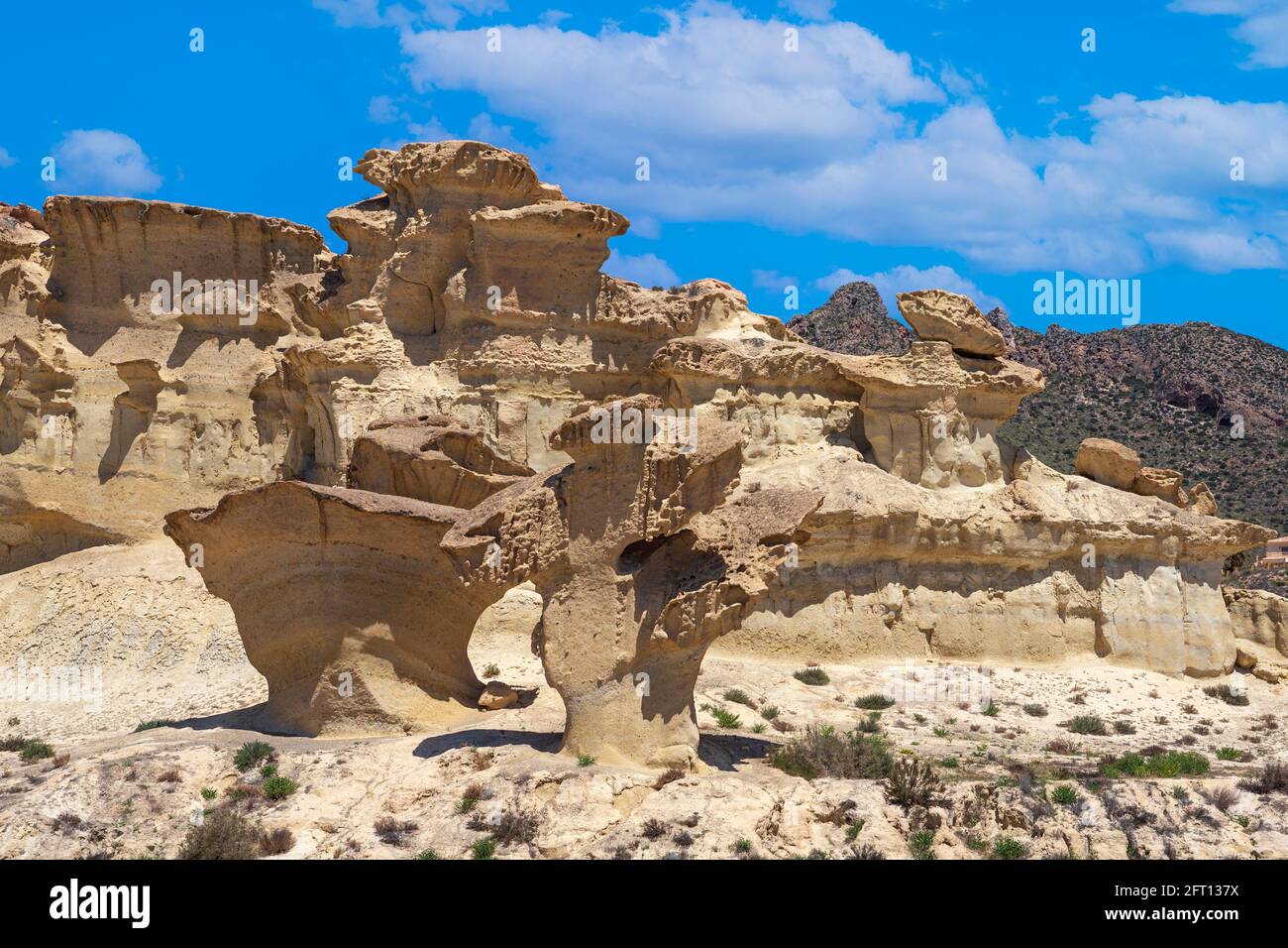 Fantastische Ansicht von kapriziösen Formen, die durch Erosion in den Bergen entstehen, Bolnuevo, Mazarron, Murcia, Spanien, Europa. Stockfoto