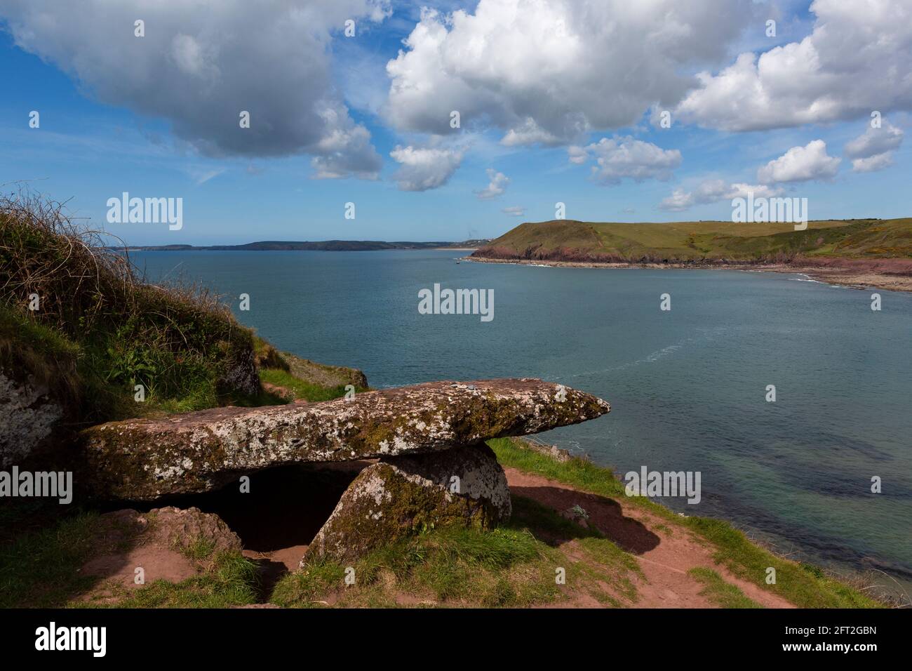 Blick auf die prähistorische Grabkammer von King's Quoit, das Meer und die Klippen auf dem Pembrokeshire Coastal Path in der Nähe von Tenby und Manorbier, Wales Stockfoto
