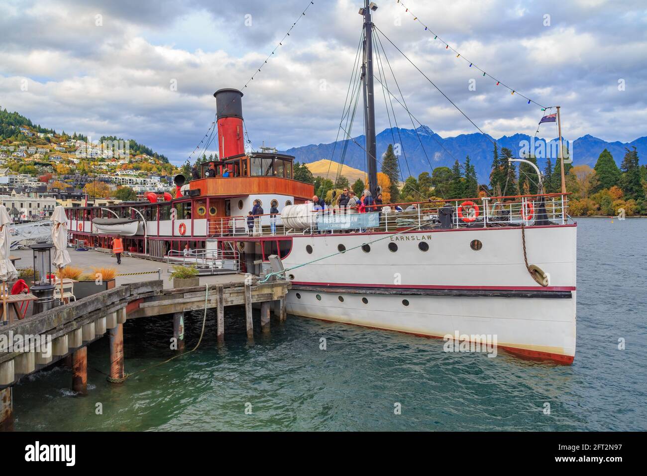 Die TSS Earnslaw, ein historisches Dampfschiff, das 1912 ins Leben gerufen wurde, wurde in Queenstown, Neuseeland, gebunden und steht kurz vor der Abfahrt zu einer Kreuzfahrt auf dem Lake Wakatipu Stockfoto