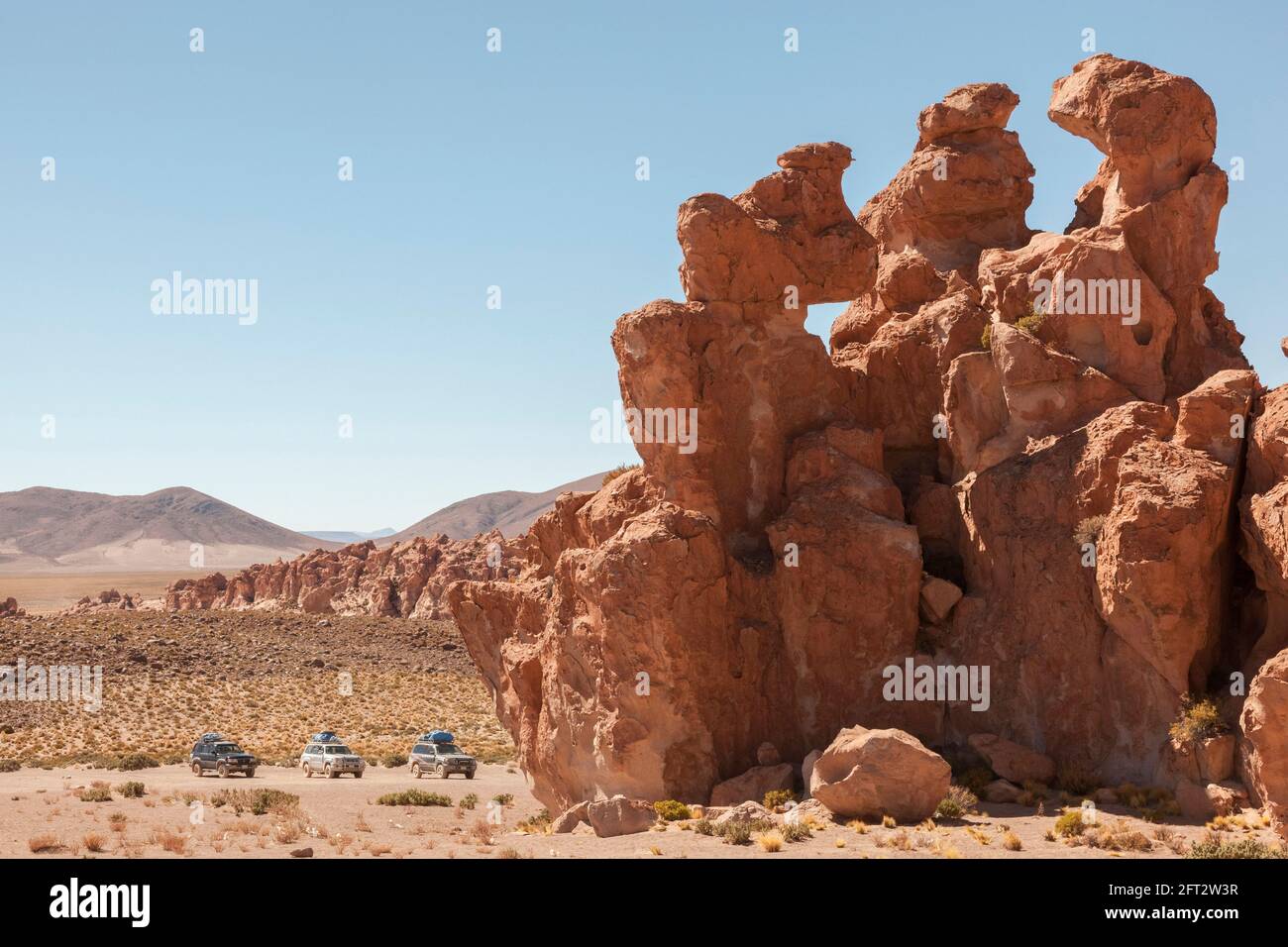 Drei Geländewagen 4x4 Fahrzeuge sind an einem felsigen Standort geparkt In der bolivianischen Wüste Stockfoto