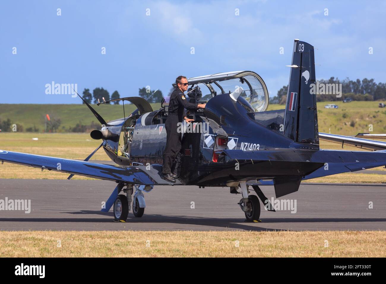 Ein Beechcraft T-6 Texan II Trainerflugzeug, das von den Black Falcons, dem Kunstflugteam der Royal New Zealand Air Force, geflogen wird Stockfoto