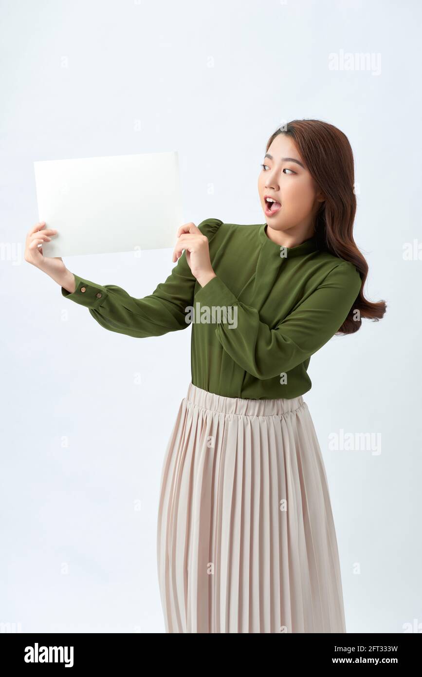 Mädchen Student halten weißen leeren Brett. Weißer Hintergrund junge Frau isoliert. Weibliches Modell. Stockfoto