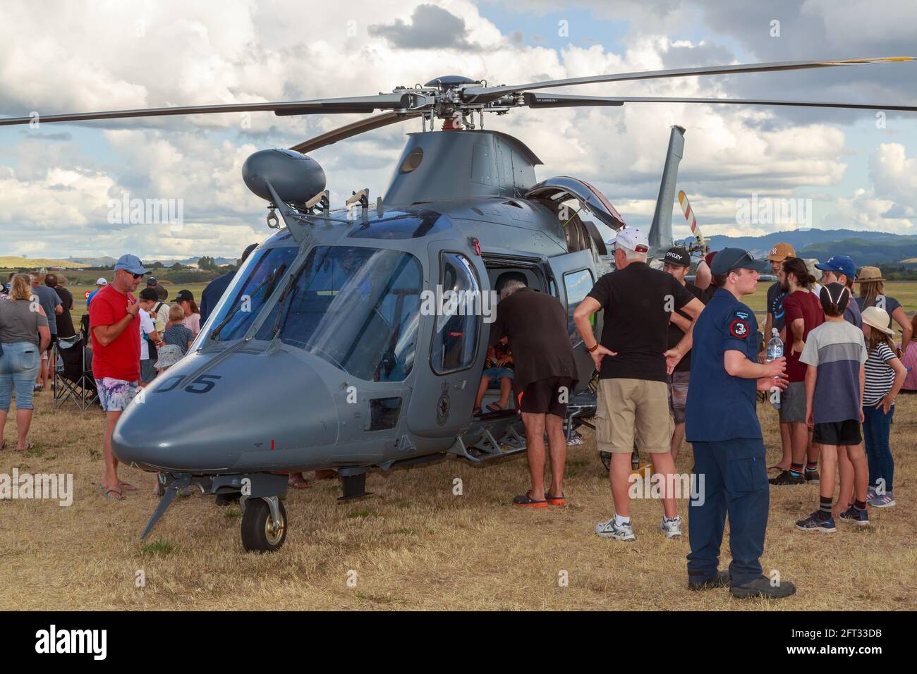 Menschen, die in einem Hubschrauber, einer neuseeländischen Luftwaffe AgustaWestland A109, bei einer Flugshow blicken Stockfoto