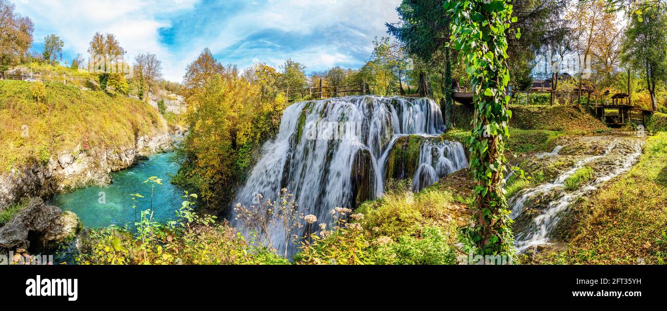 Panorama des Naturparks in der Herbstsaison, mit bunten Bäumen und einem Wasserfall in Rastoke, Kroatien Stockfoto