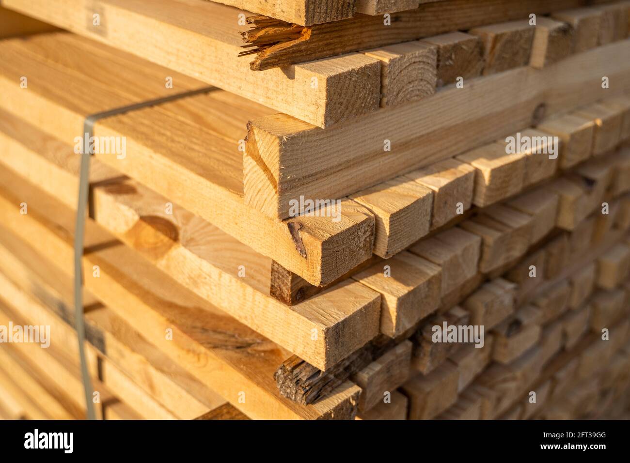 Lagerung von Holzbrettstapeln auf dem Sägewerk. In einer Schreinerei werden die Bretter gestapelt. Sägen Trocknen und Vermarktung von Holz. Kiefernholz für Stockfoto