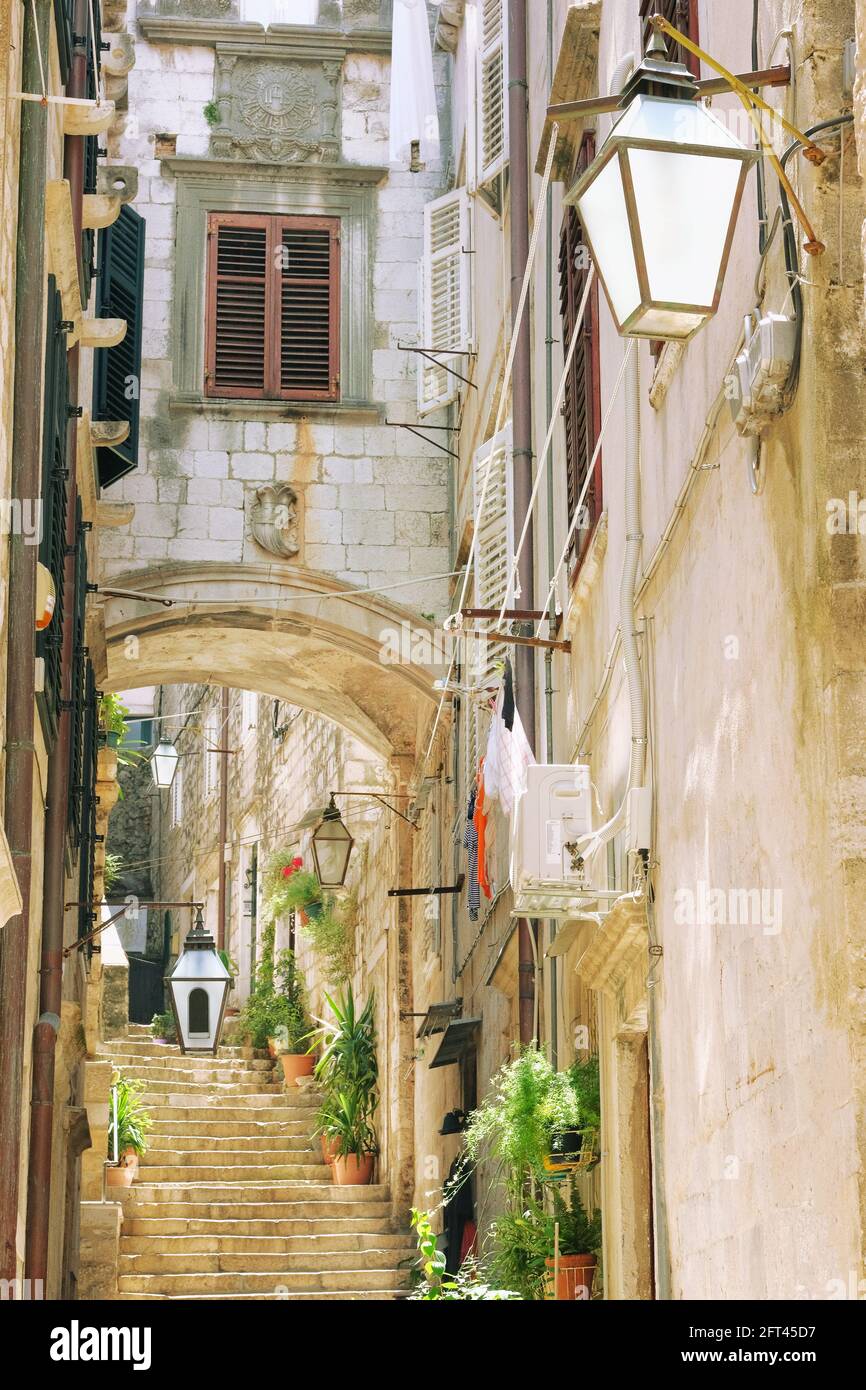 Zwischen den Wänden der Häuser. Durchgang zwischen Mauern zur Altstadt und Treppen, dem historischen Teil der Stadt. Sommer in Kroatien, Dubrovnik. Stockfoto