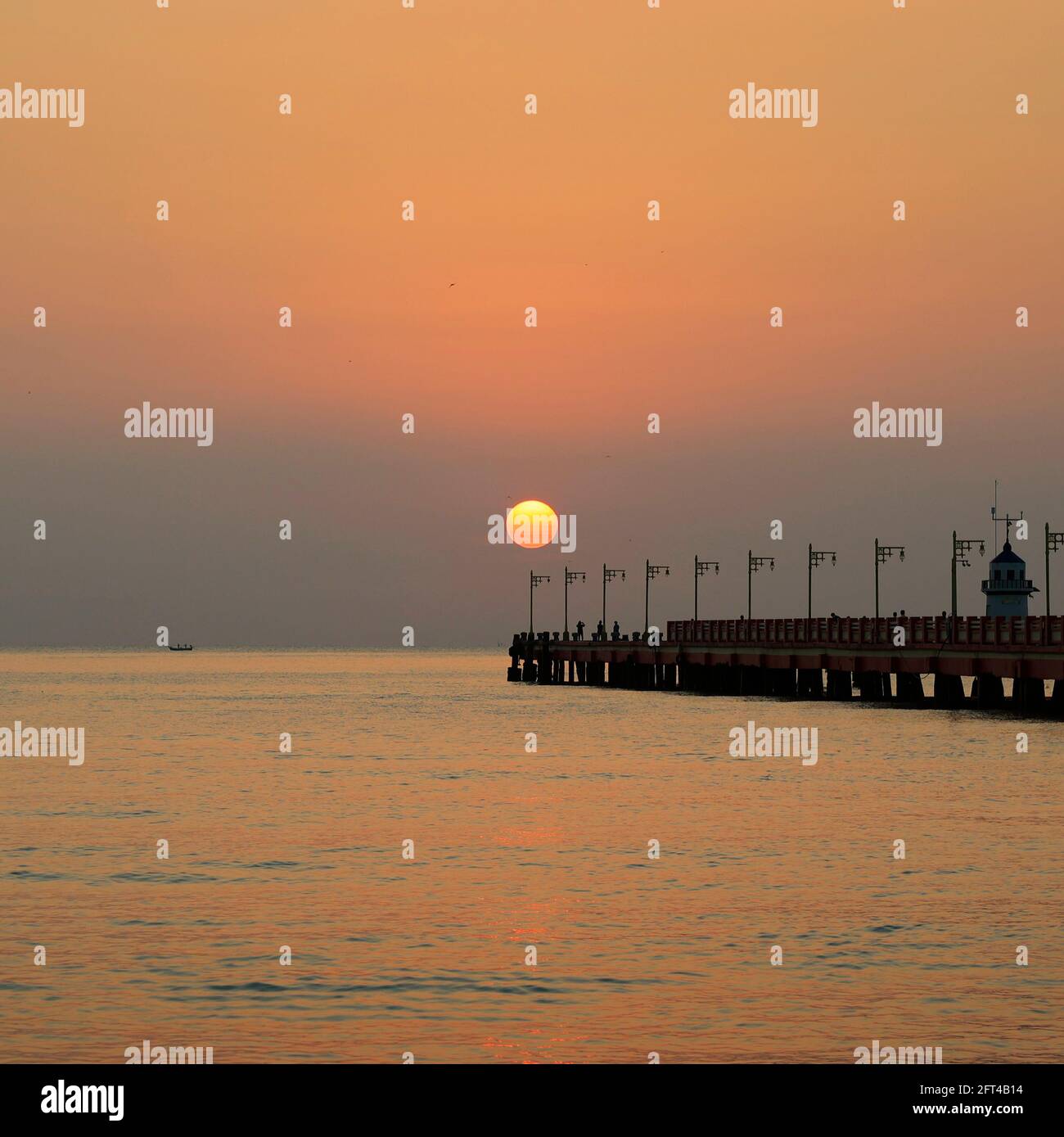 sonnenaufgang auf dem Brückensteg in der Mitte des Meer Stockfoto